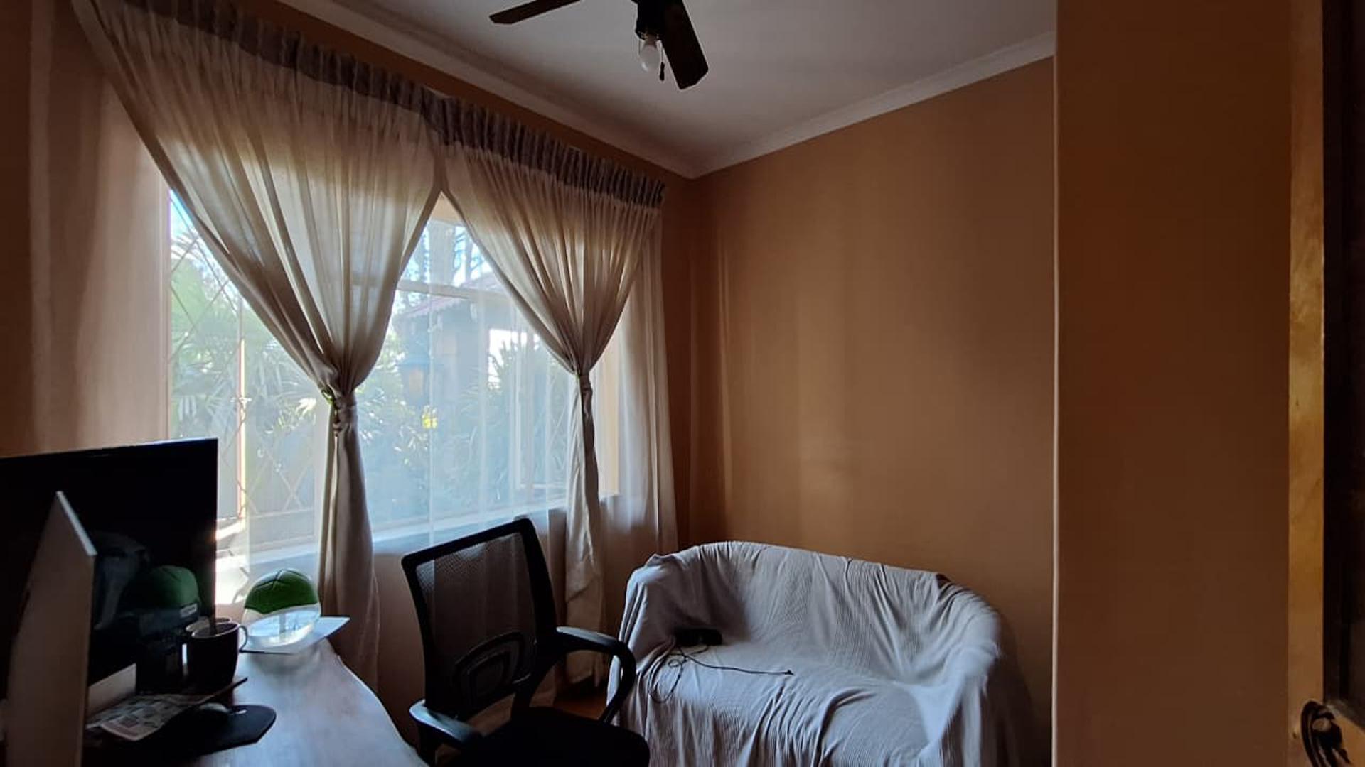 Bed Room 1 - 10 square meters of property in Witpoortjie