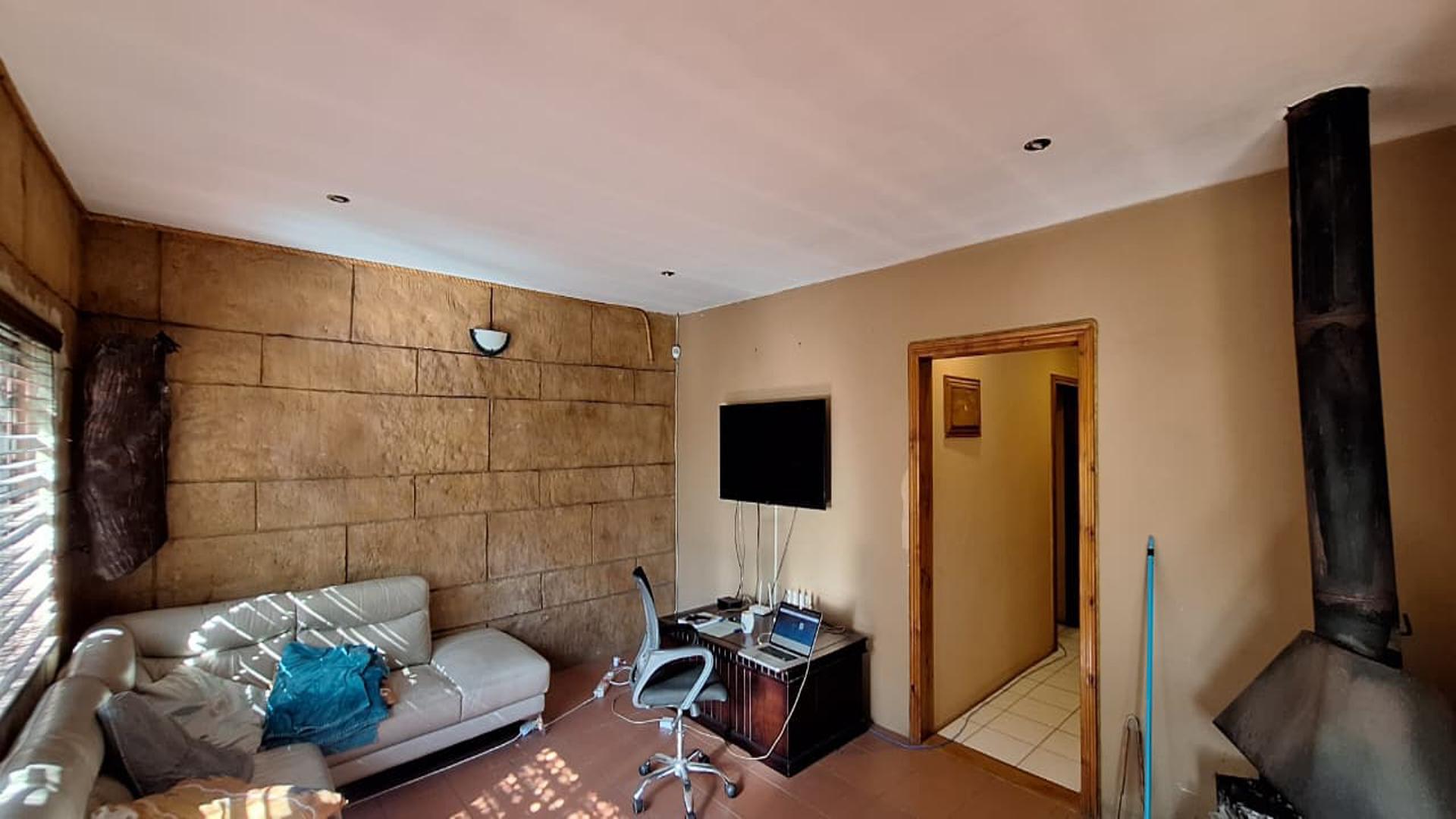 Lounges - 28 square meters of property in Witpoortjie