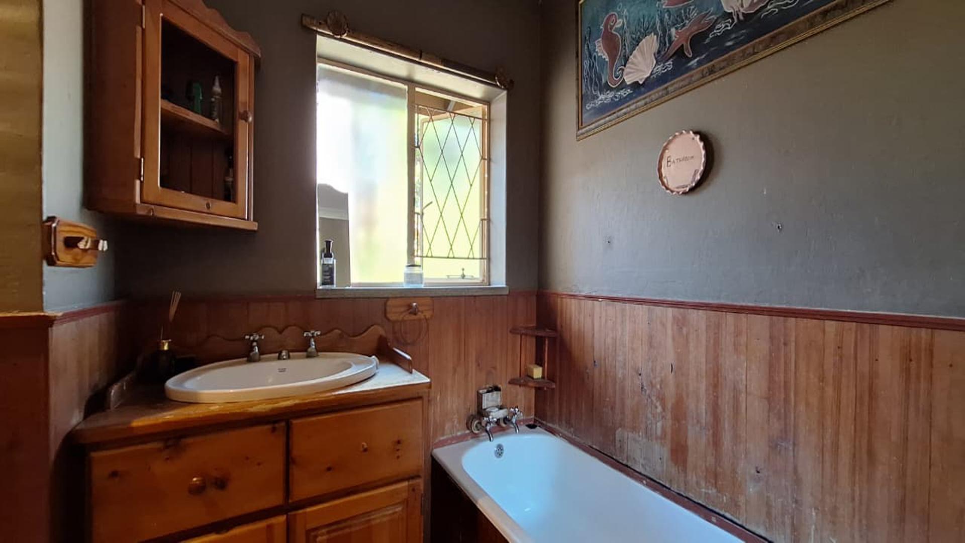 Bathroom 1 - 6 square meters of property in Witpoortjie