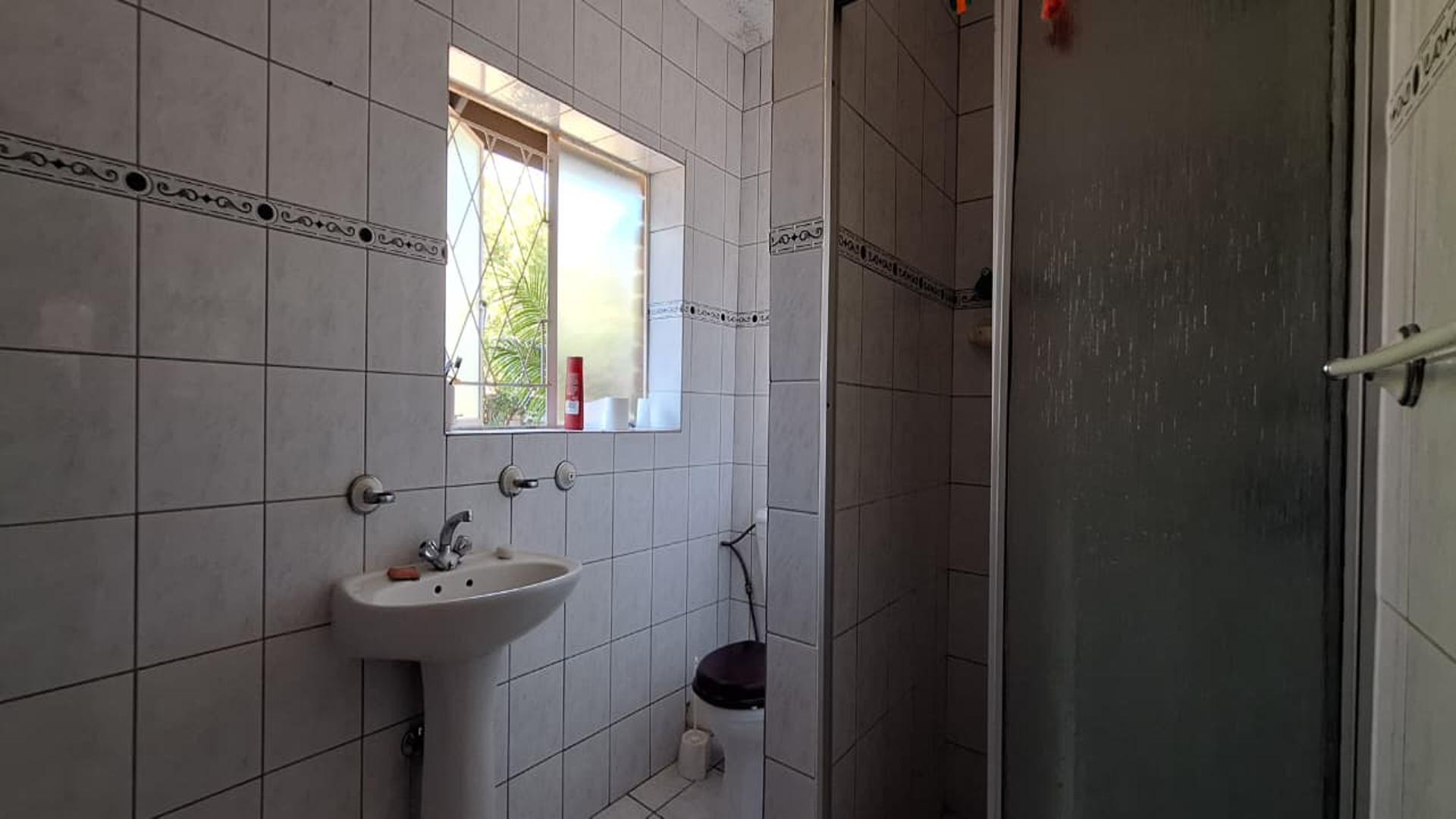 Main Bathroom - 6 square meters of property in Witpoortjie