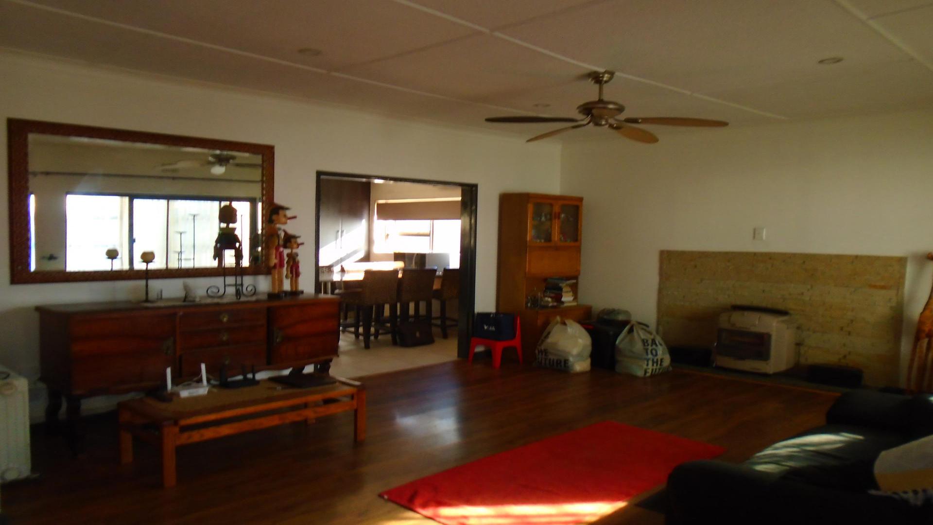 Lounges of property in South Crest