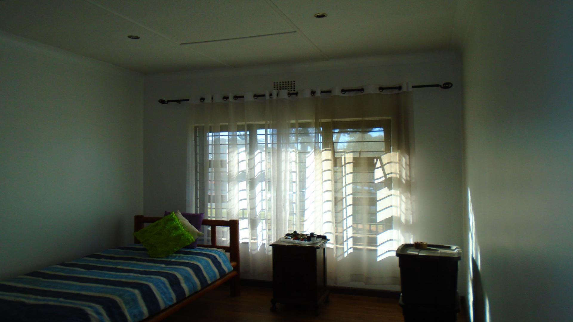 Bed Room 1 of property in South Crest