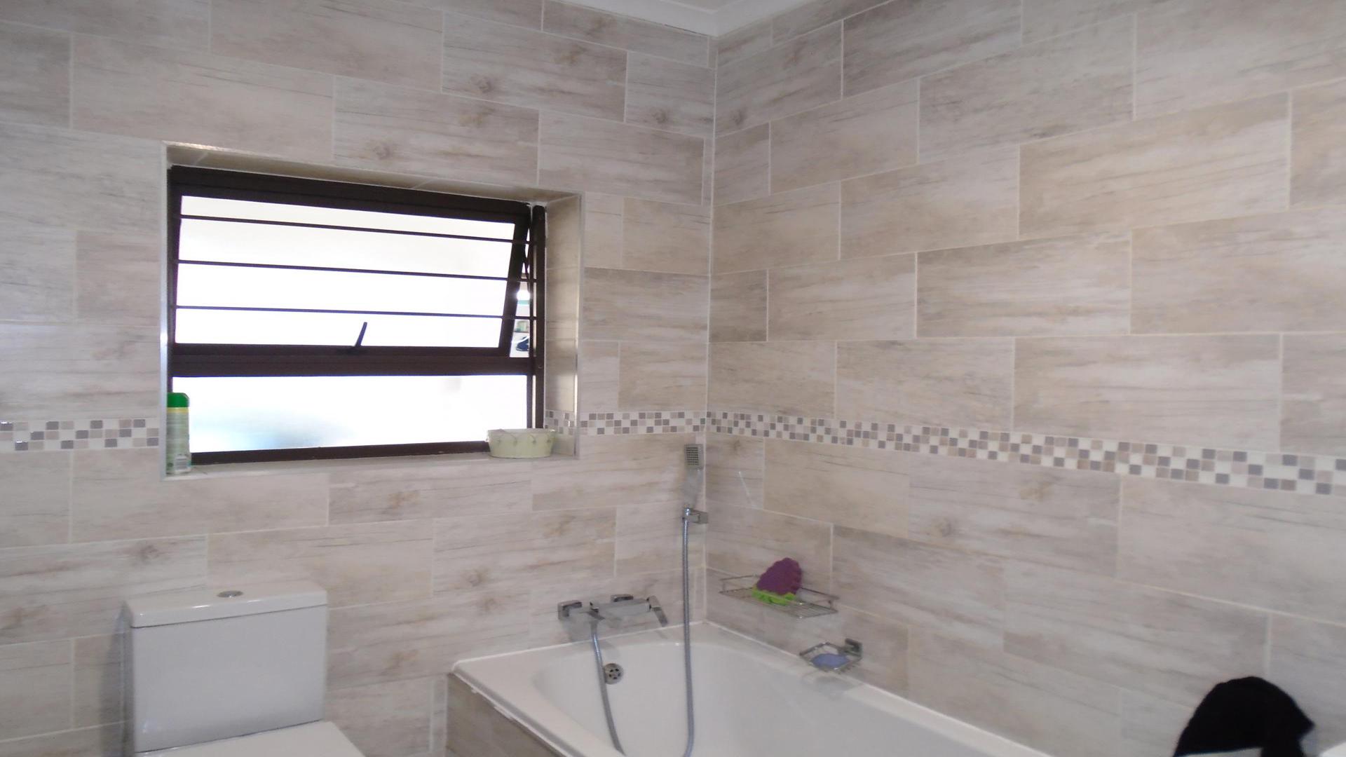 Bathroom 1 of property in South Crest
