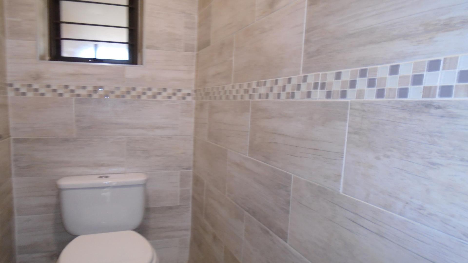 Bathroom 2 of property in South Crest