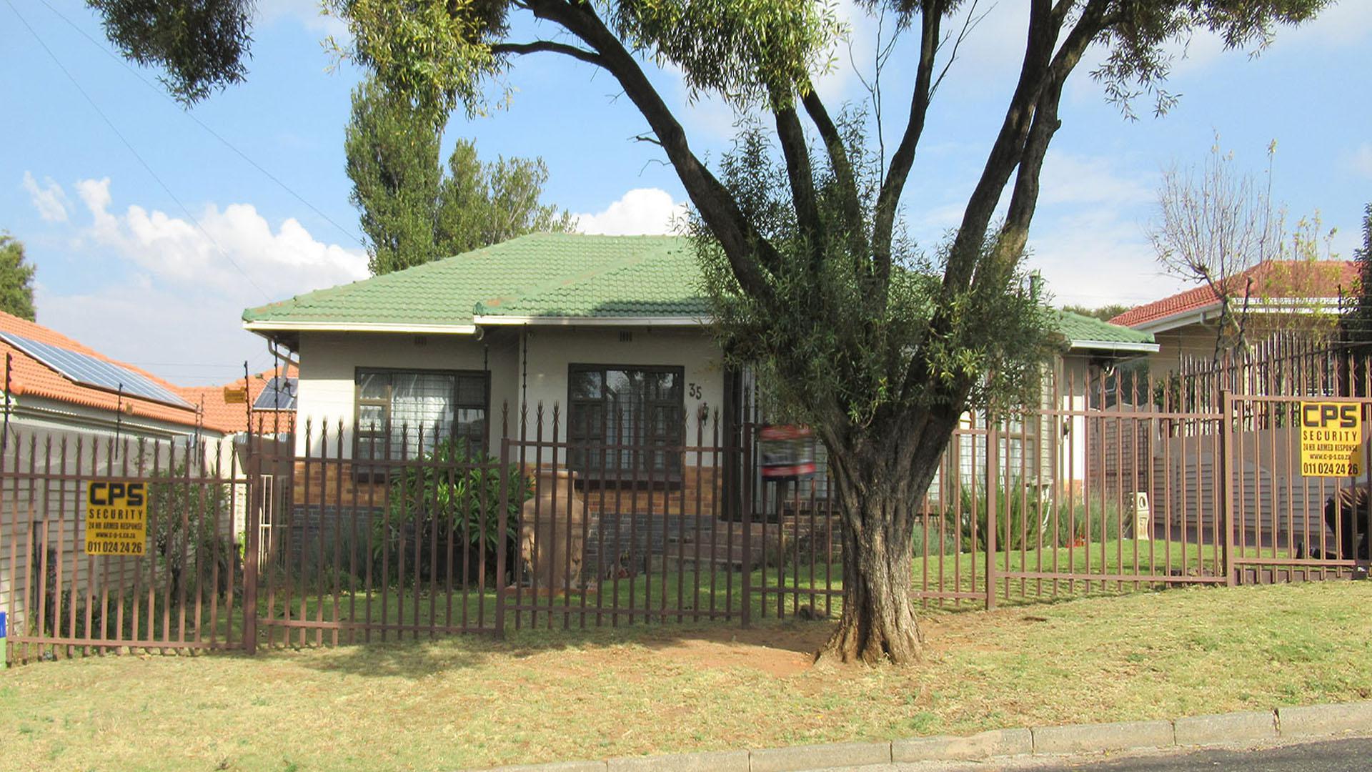 Front View of property in South Crest
