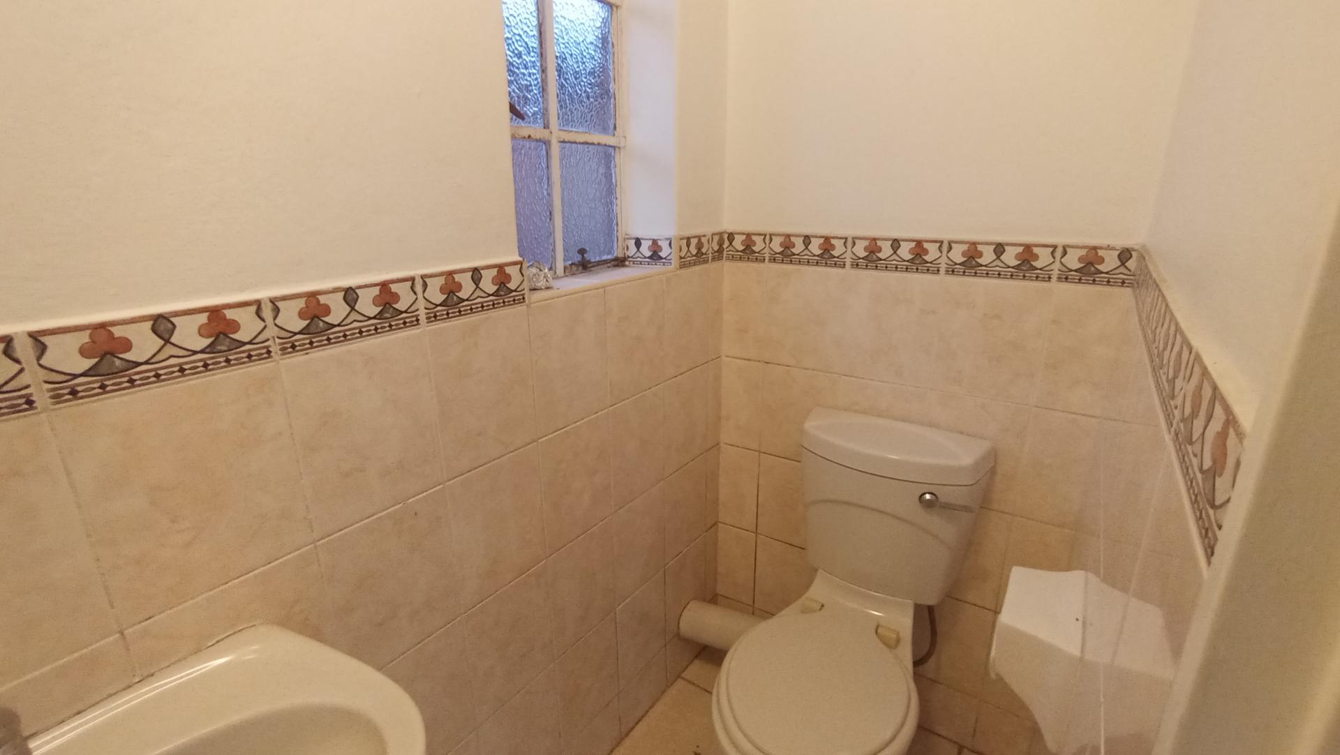 Bathroom 2 of property in Hayfields