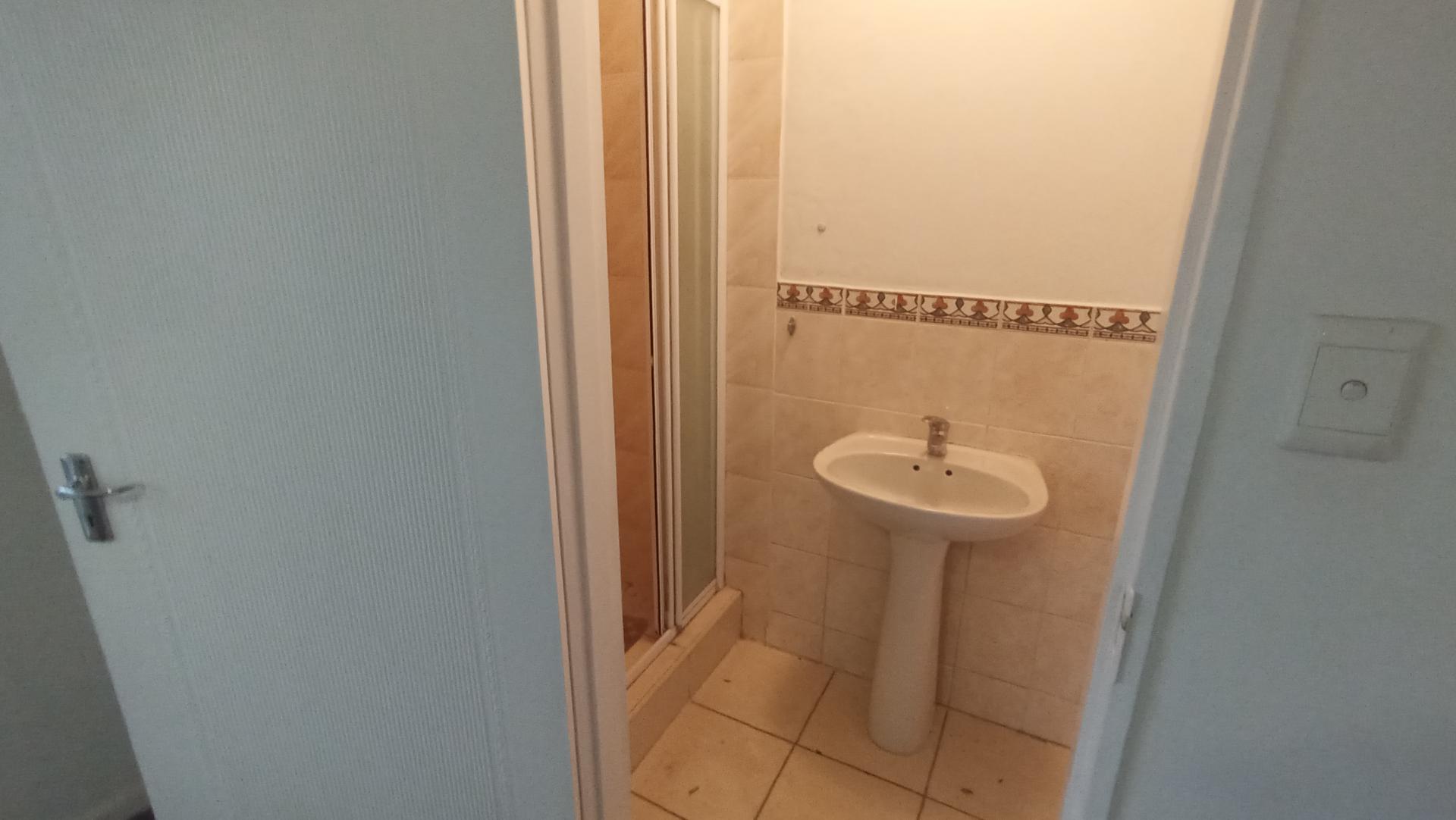 Bathroom 2 of property in Hayfields