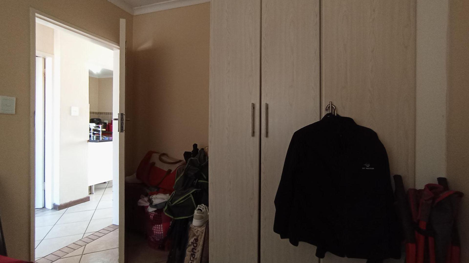 Bed Room 2 - 9 square meters of property in Erand Gardens