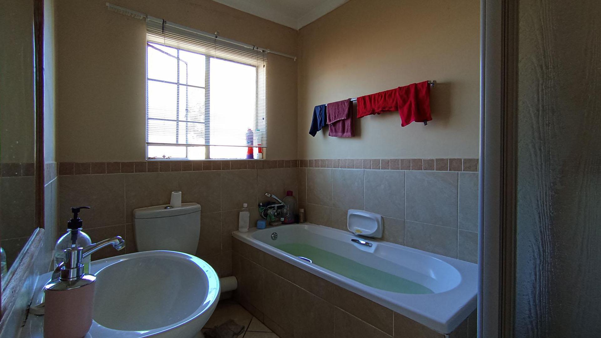 Bathroom 1 - 6 square meters of property in Erand Gardens
