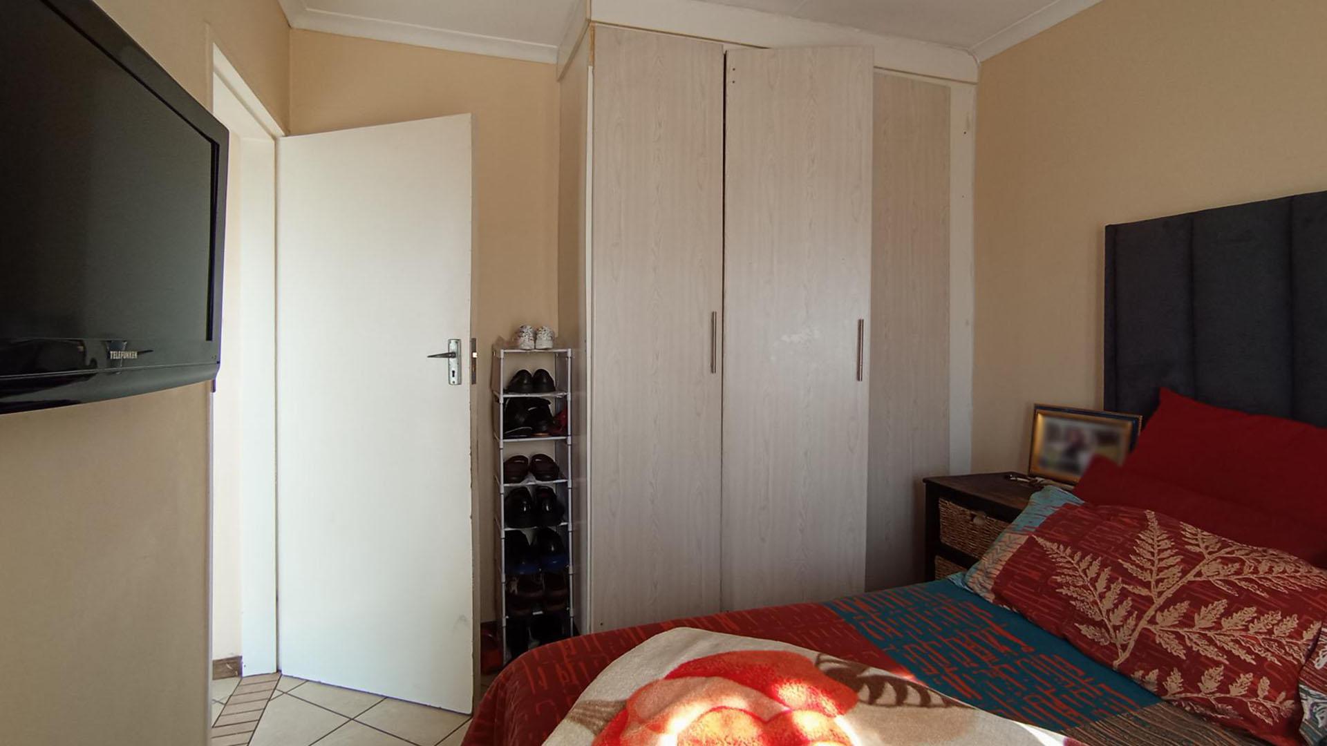 Bed Room 1 - 12 square meters of property in Erand Gardens