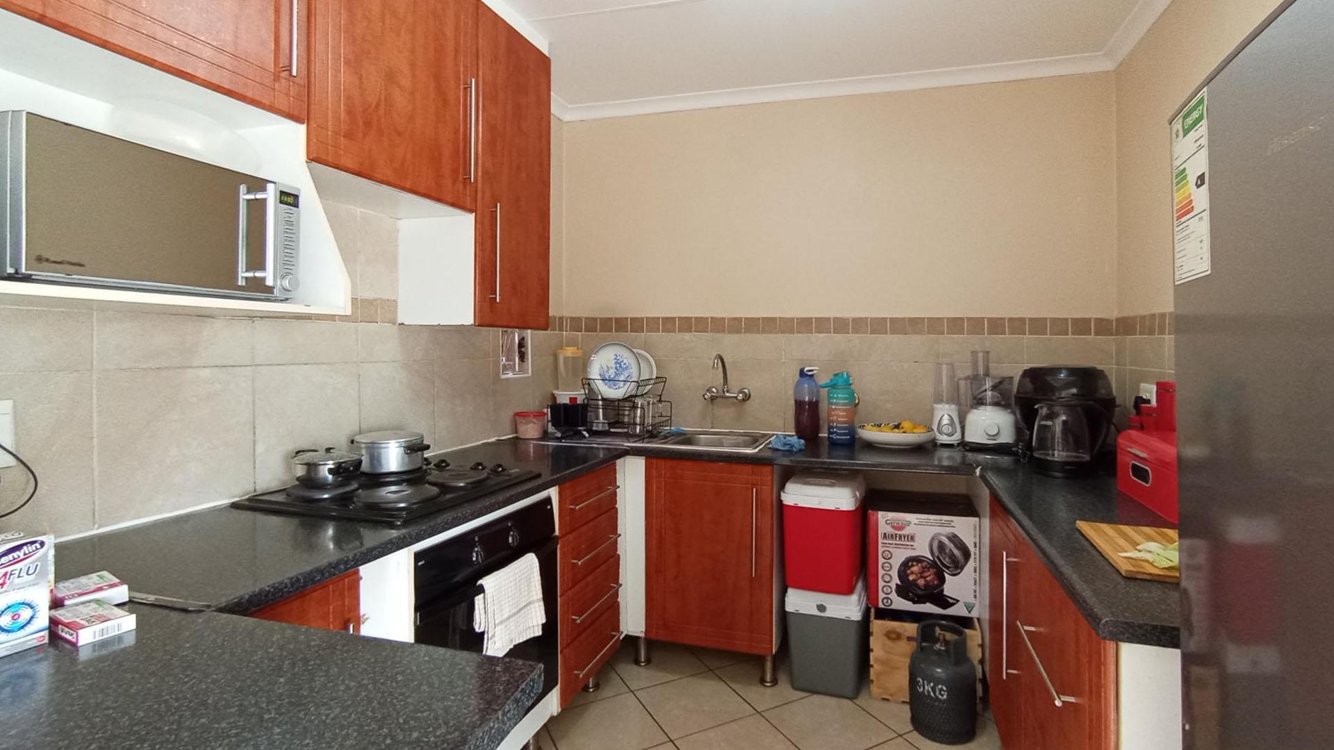 Kitchen - 9 square meters of property in Erand Gardens