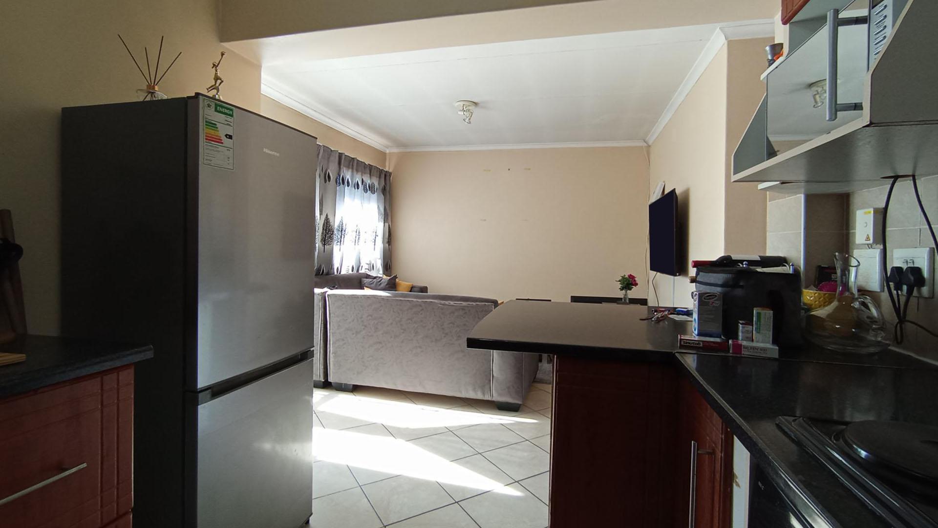 Kitchen - 9 square meters of property in Erand Gardens