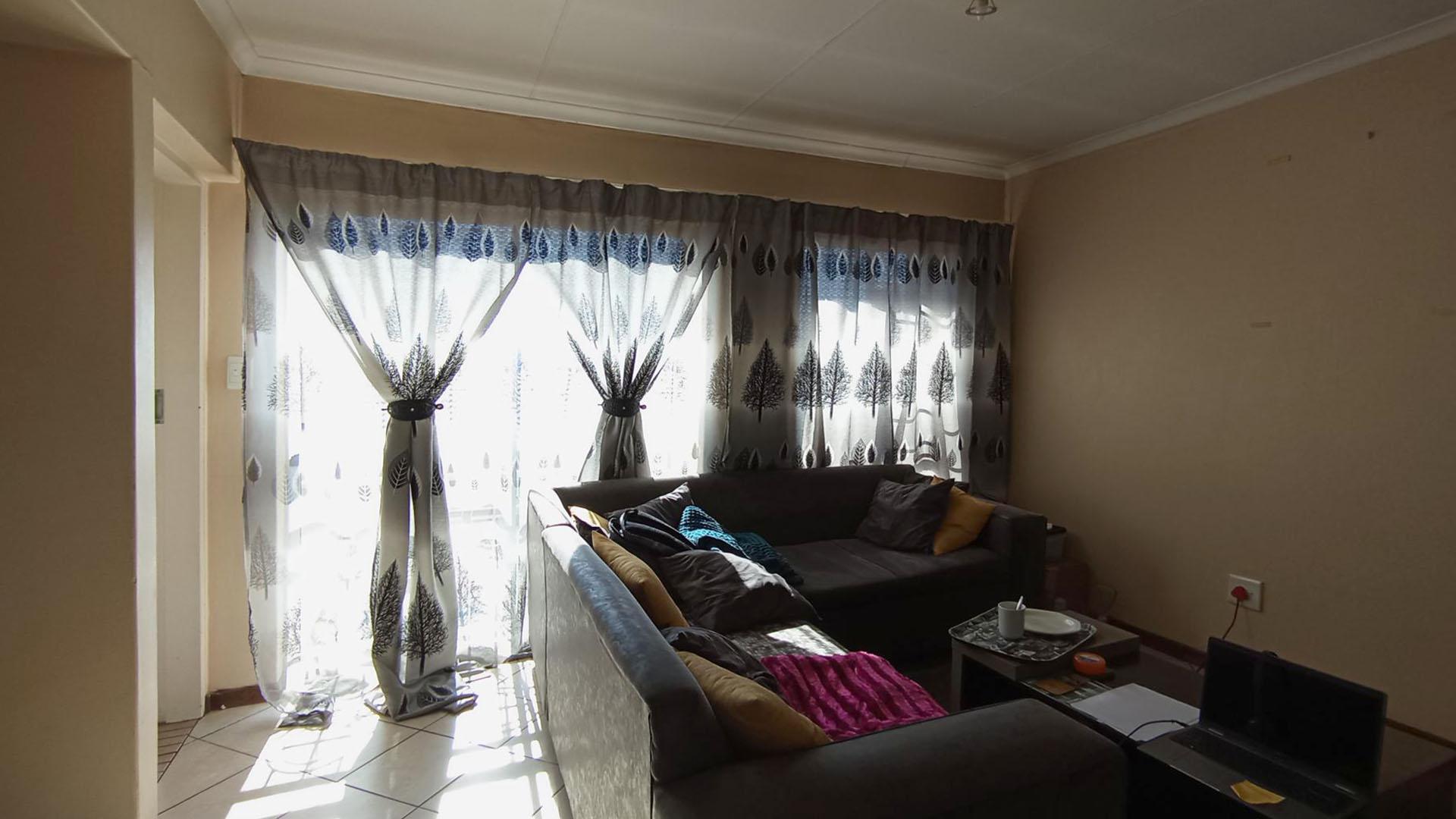 Lounges - 16 square meters of property in Erand Gardens