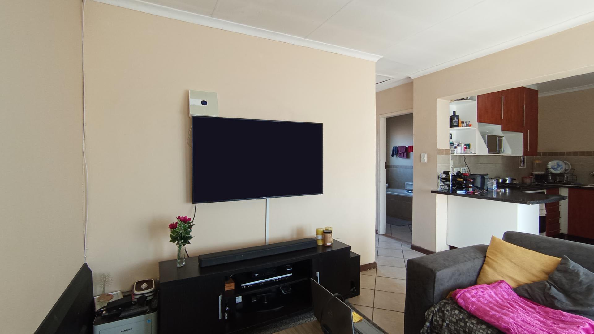 Lounges - 16 square meters of property in Erand Gardens