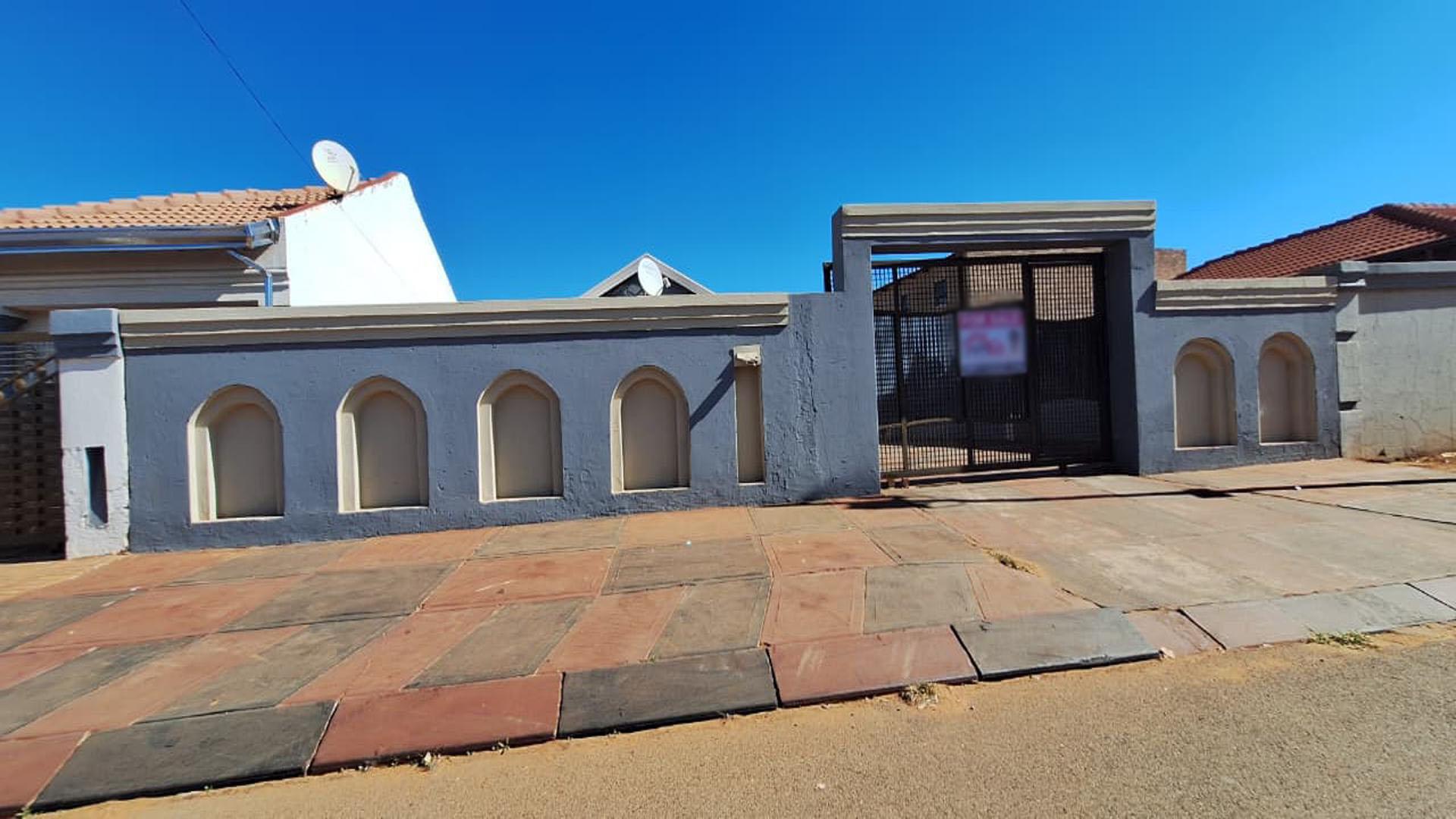 Front View of property in Protea Glen