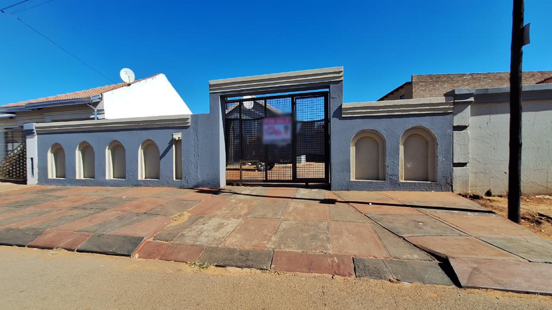 Front View of property in Protea Glen