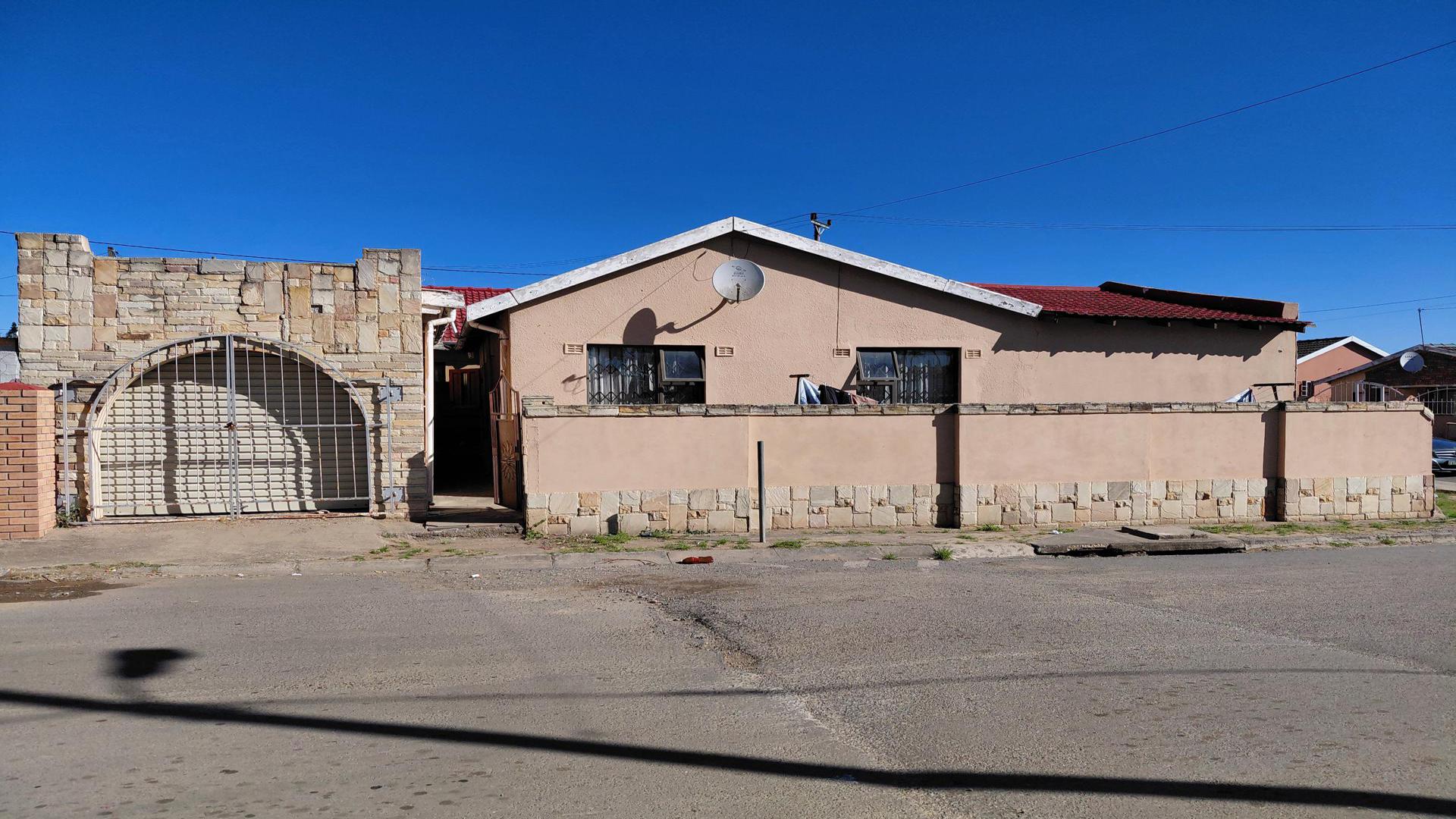 Front View of property in Bisho