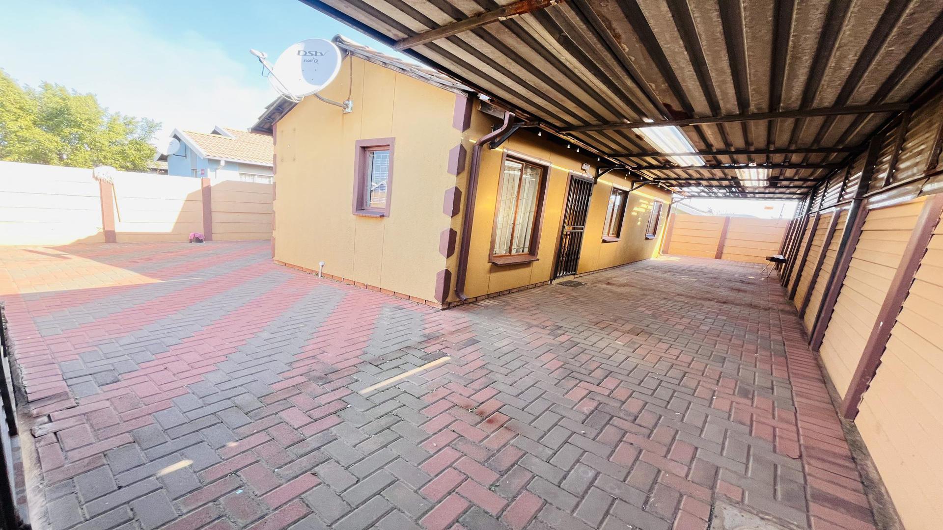 Carport  of property in Sky City