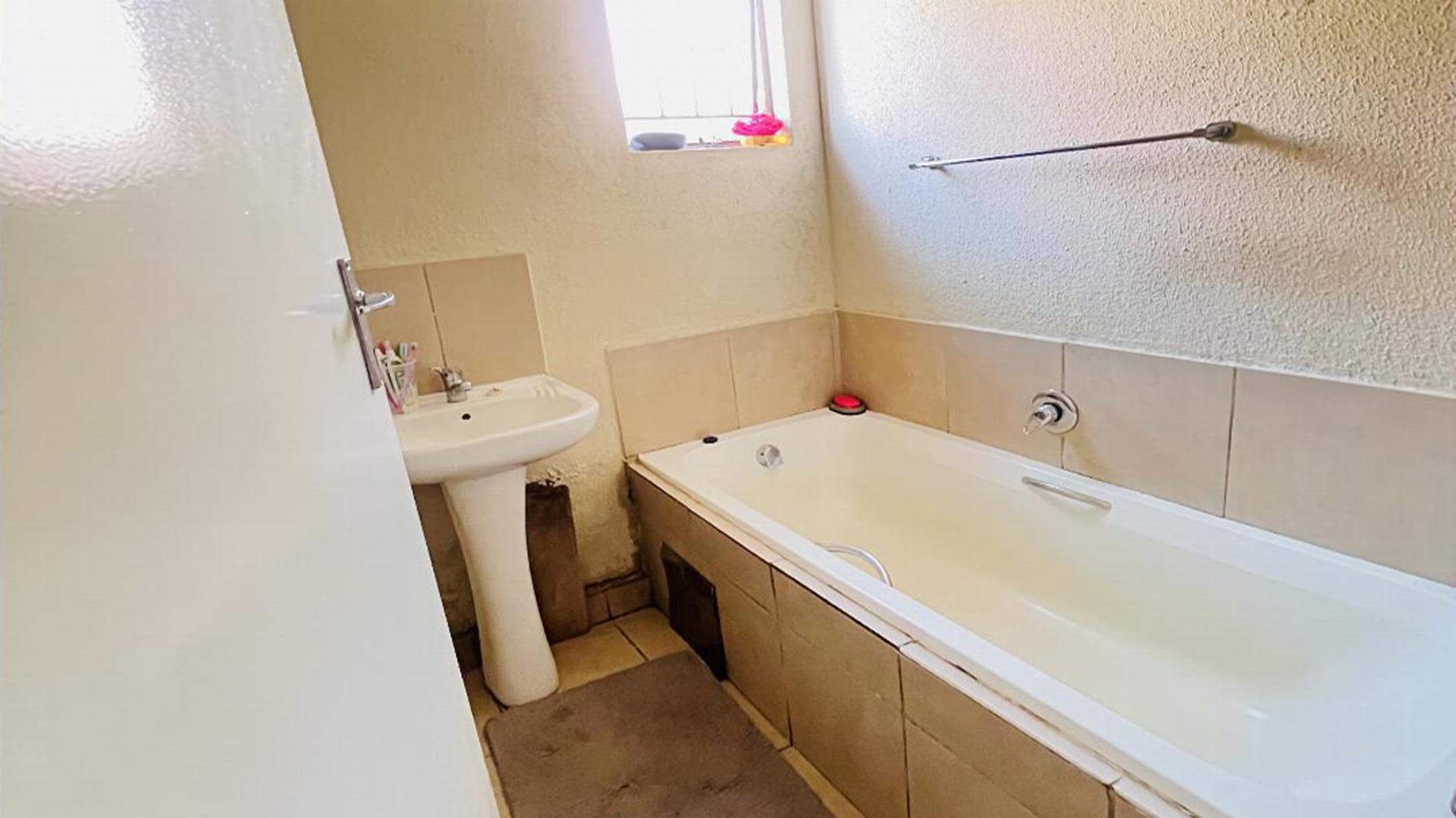 Bathroom 1 of property in Sky City