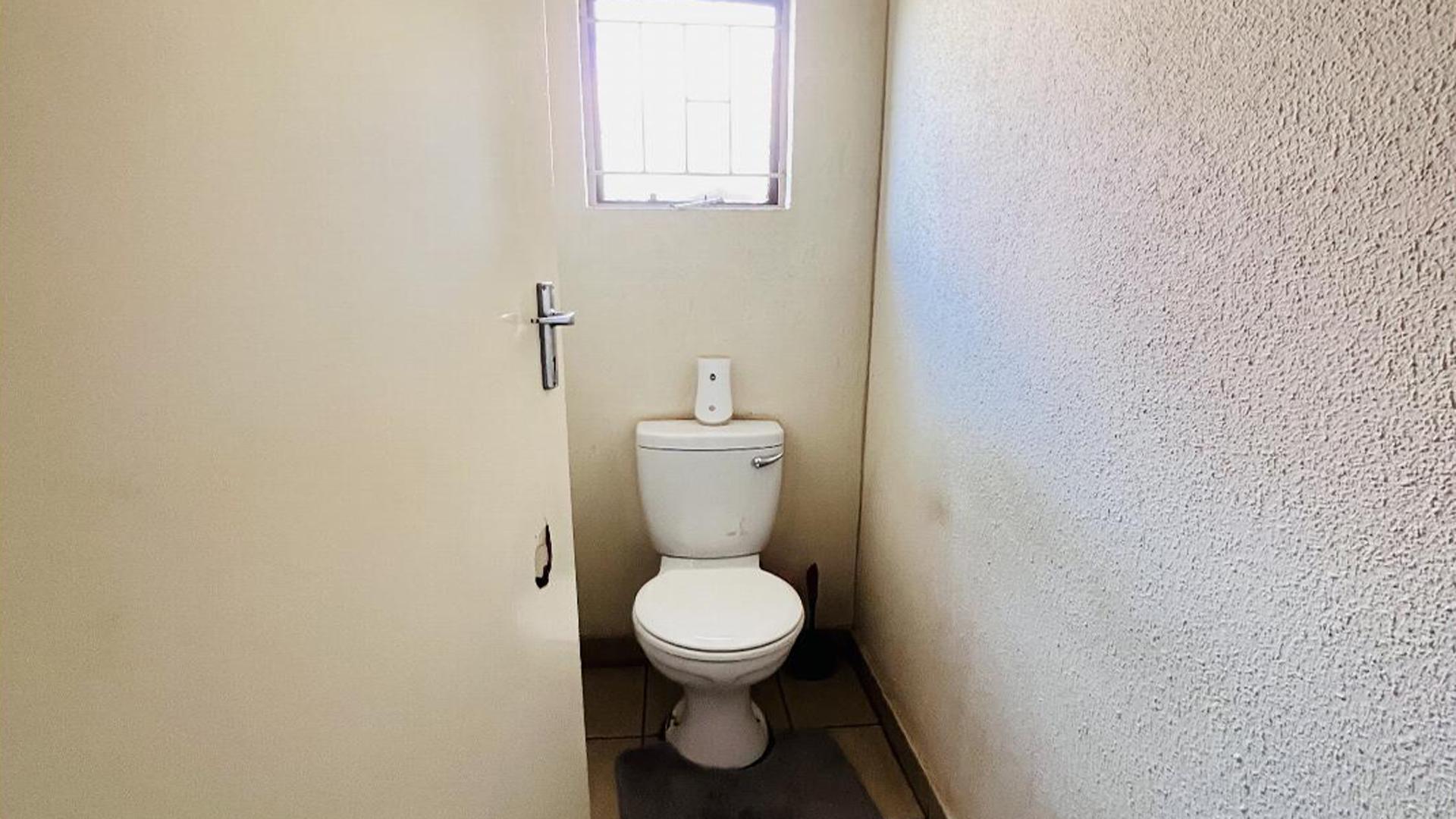 Bathroom 1 of property in Sky City