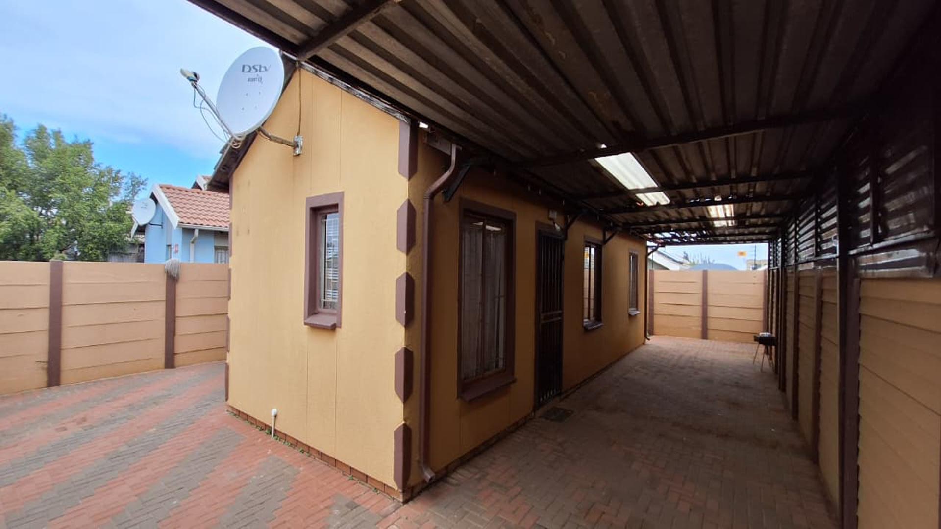 Carport  of property in Sky City