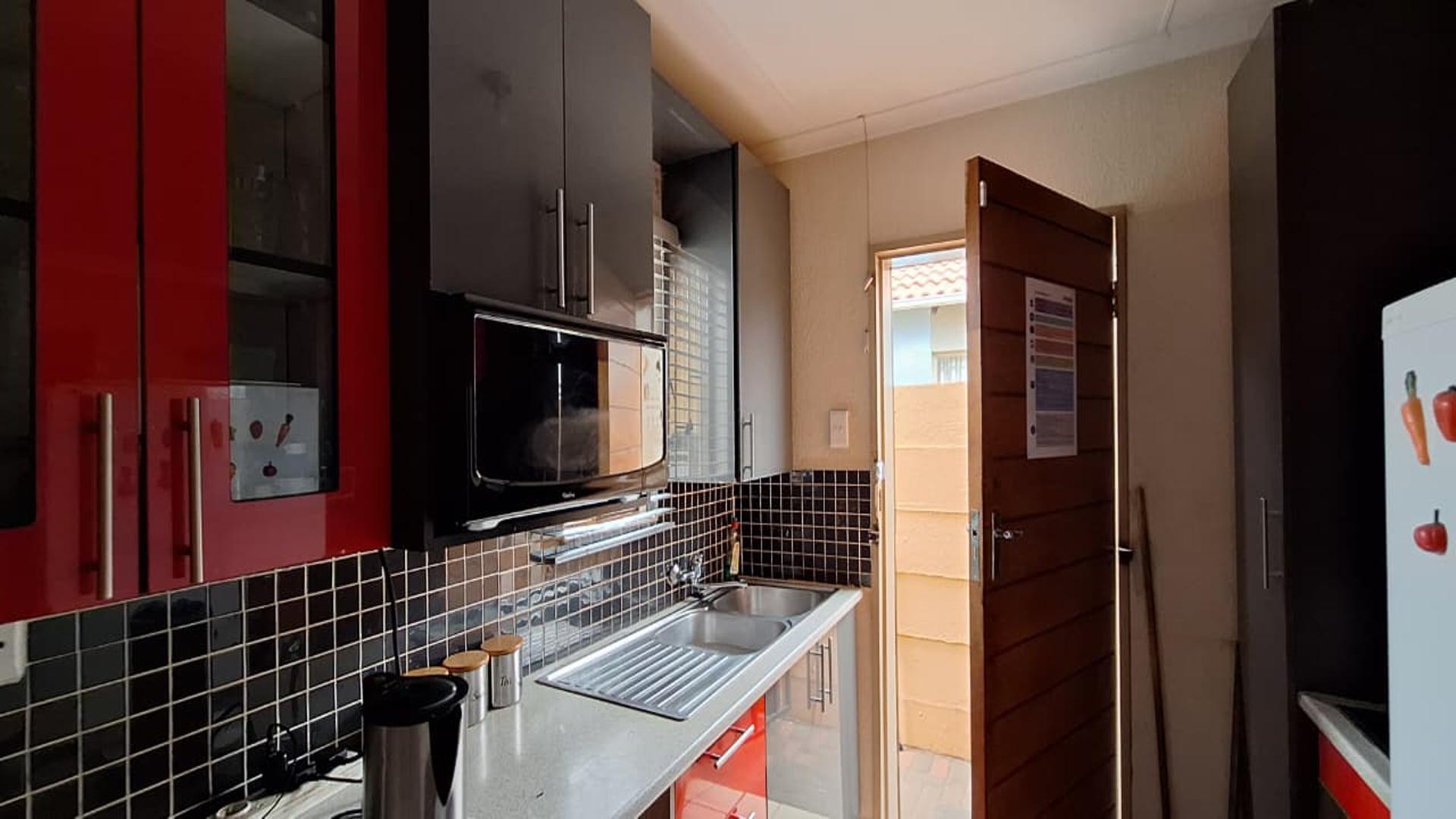 Kitchen - 8 square meters of property in Sky City