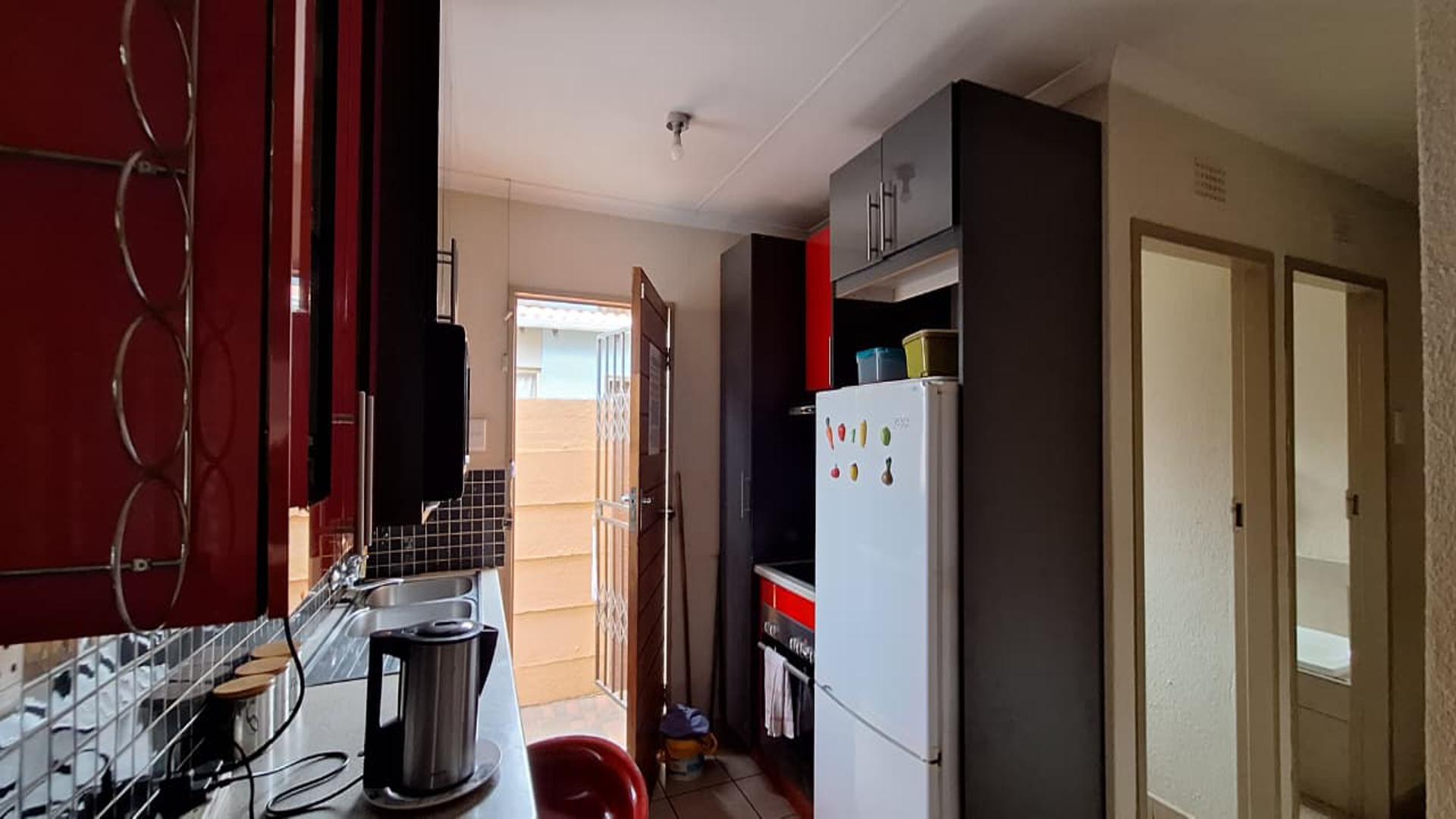 Kitchen - 8 square meters of property in Sky City