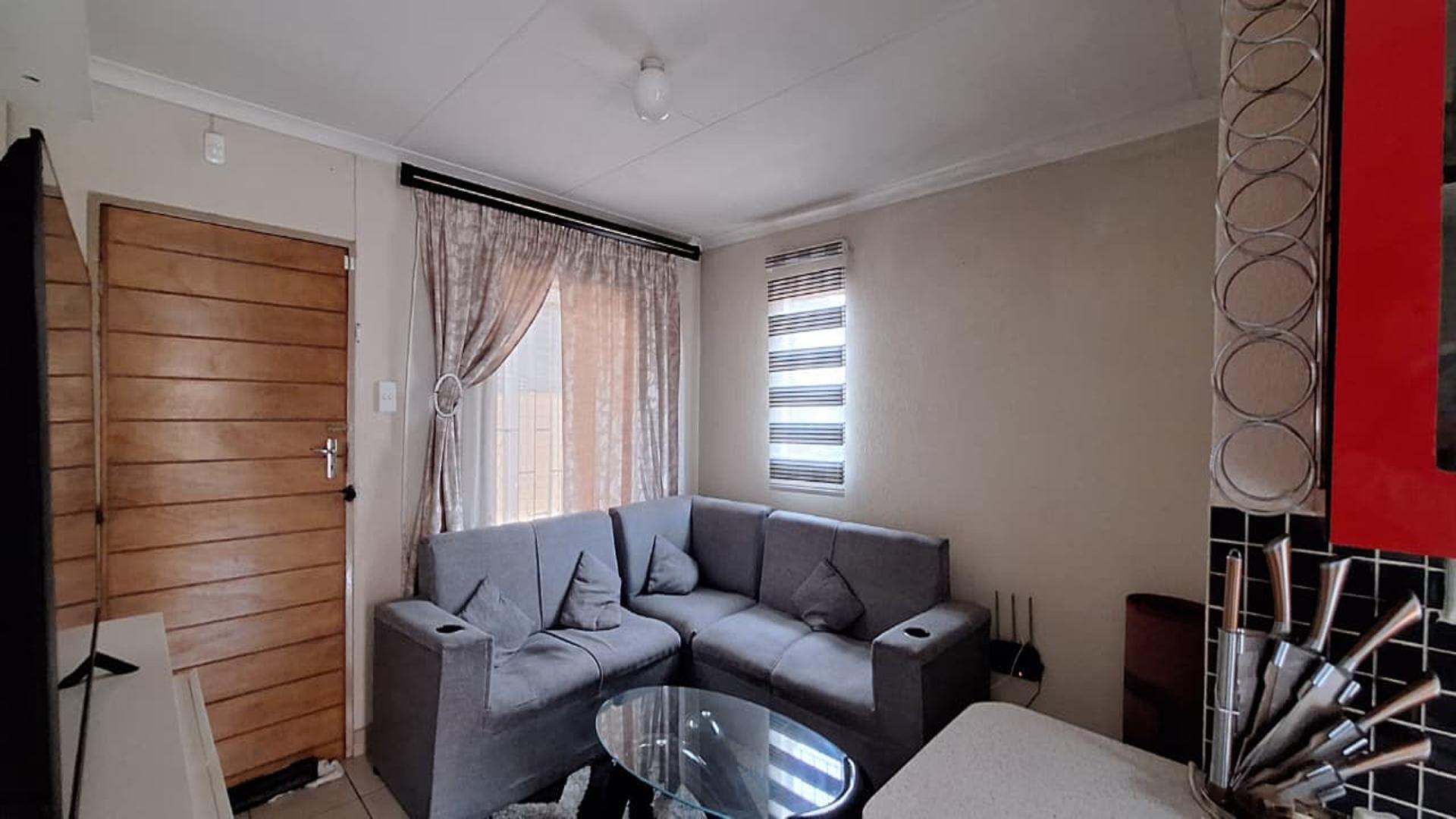 Lounges - 14 square meters of property in Sky City