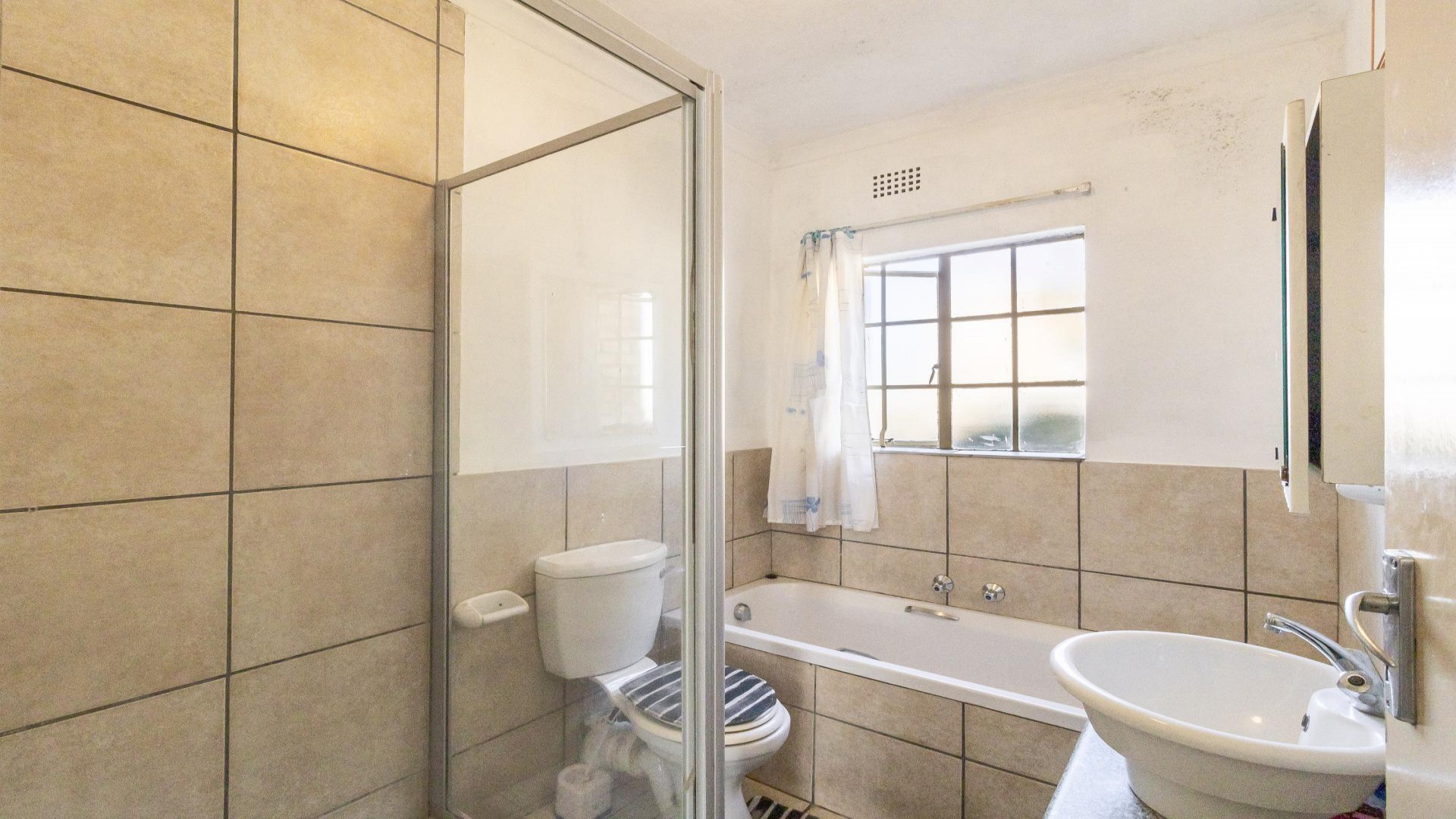 Bathroom 1 of property in Northgate (JHB)
