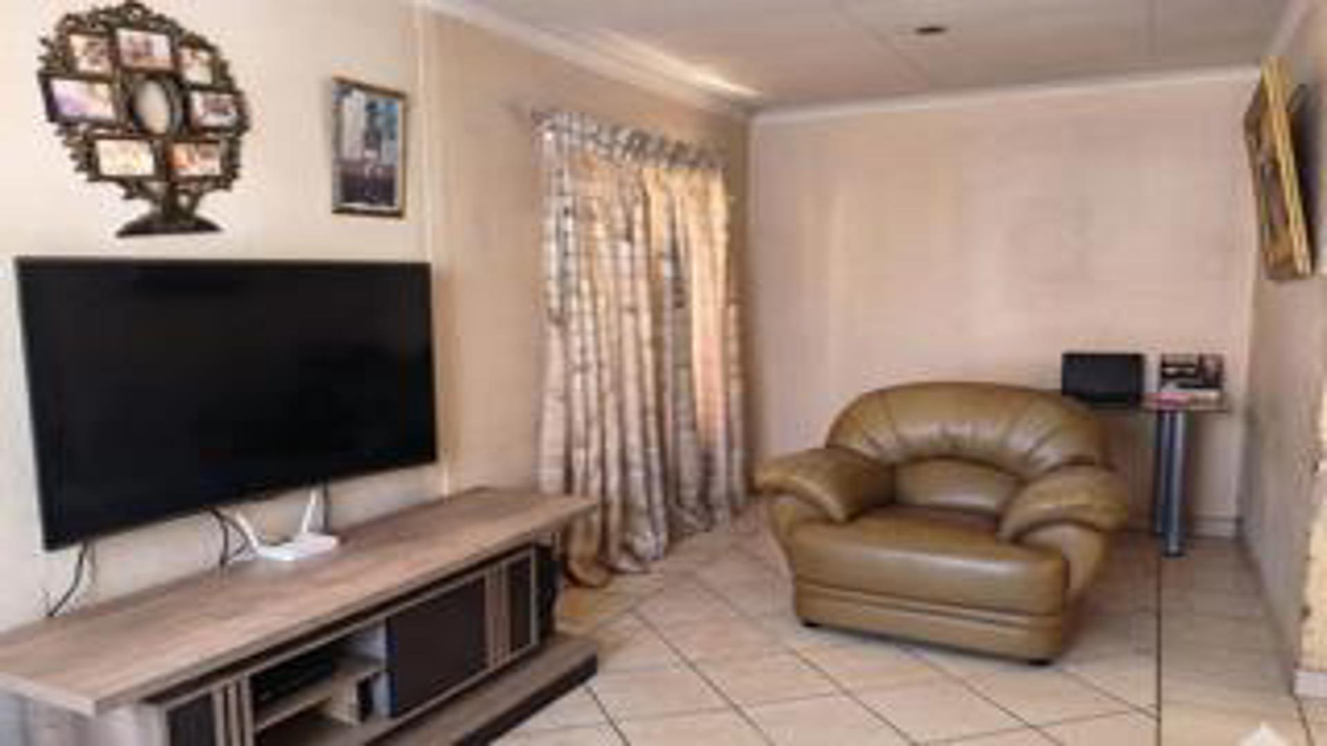 Lounges of property in Tlhabane West