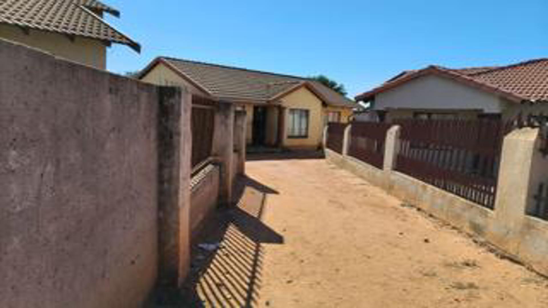 Front View of property in Tlhabane West
