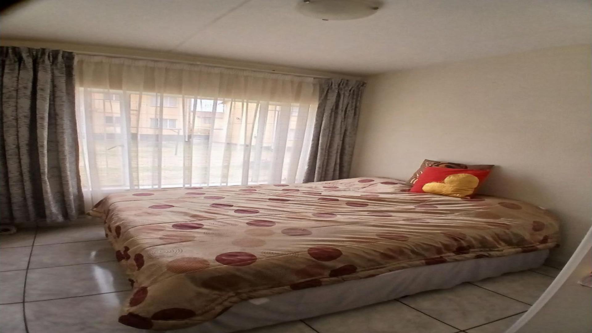 Main Bedroom of property in Roodepoort