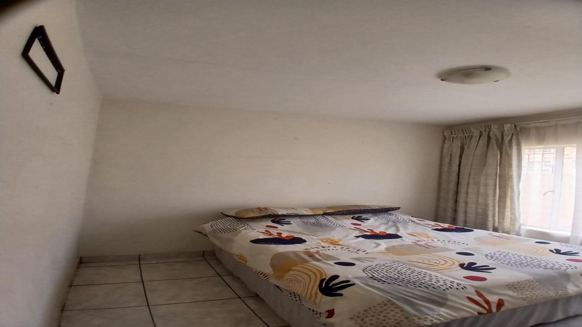 Bed Room 2 of property in Roodepoort