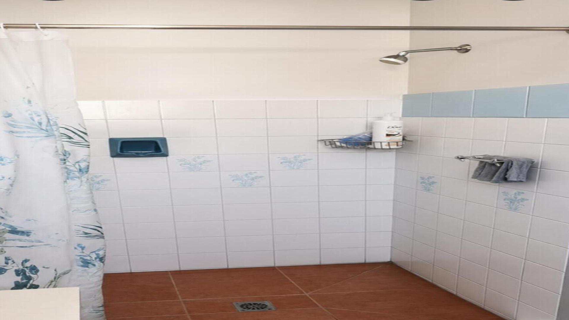 Bathroom 1 of property in Pacaltsdorp