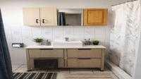 Bathroom 1 of property in Pacaltsdorp