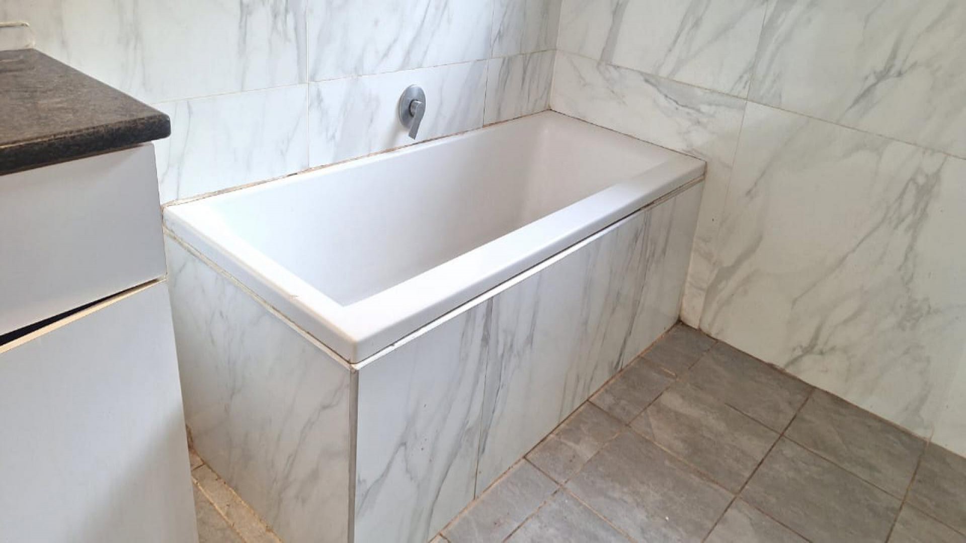 Bathroom 1 of property in Caversham Glen