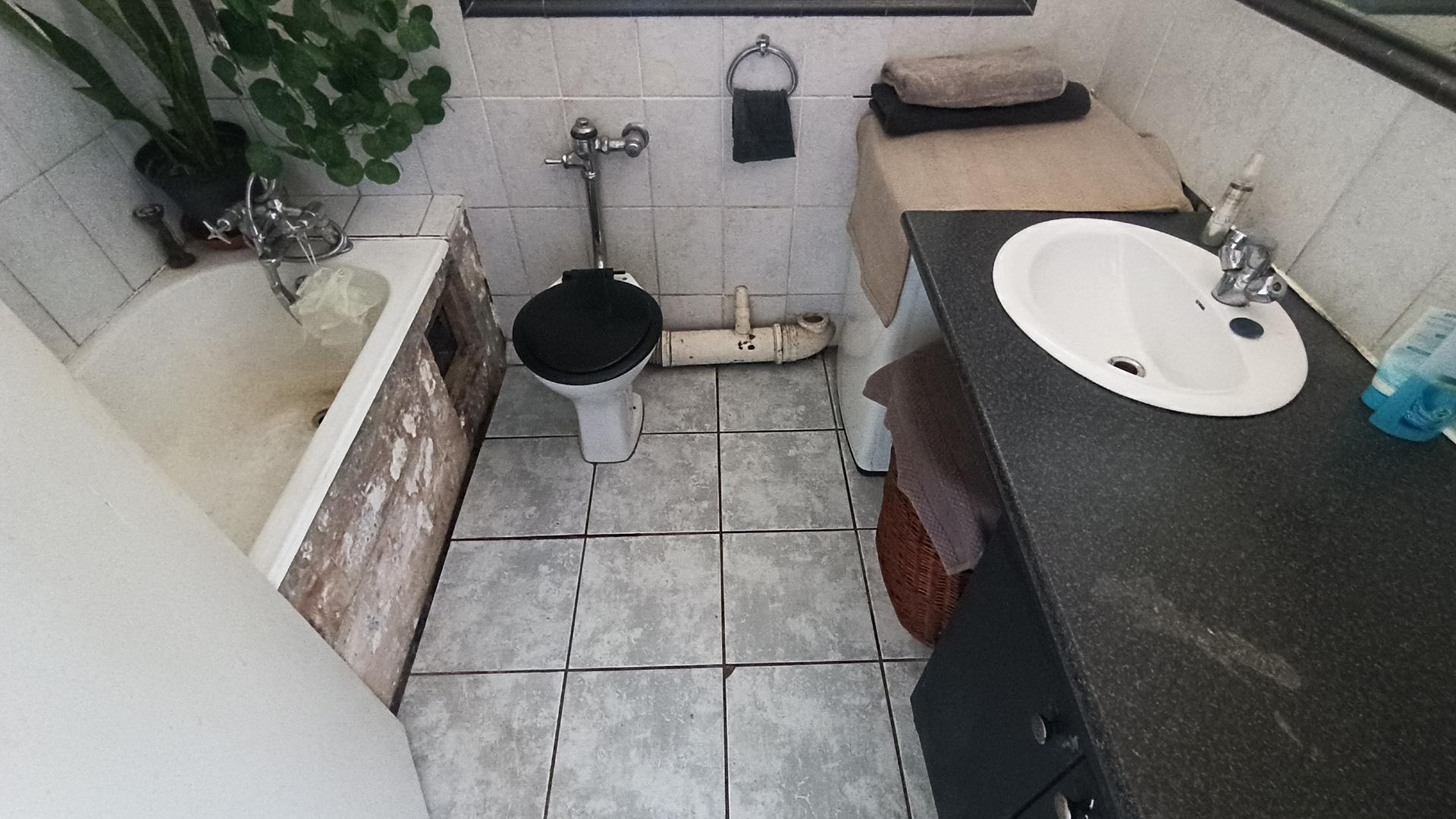 Bathroom 1 - 9 square meters of property in Goodwood