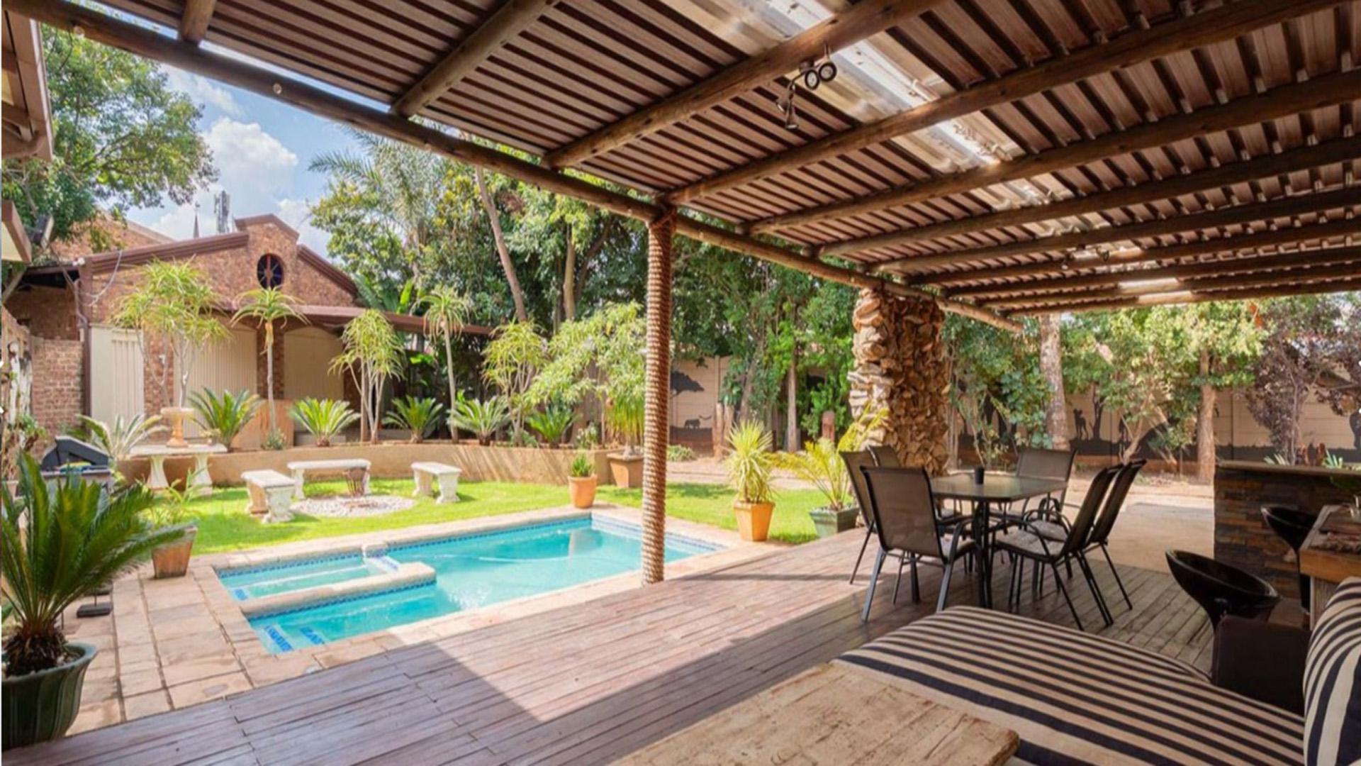 Swimming Pool of property in Boksburg