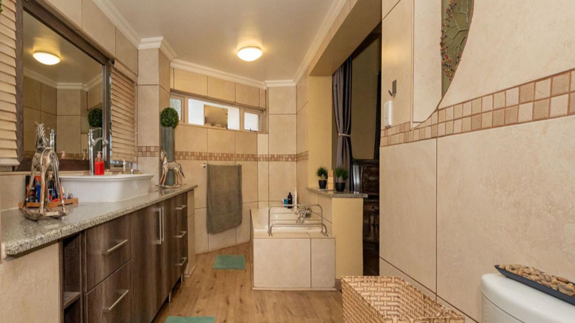 Bathroom 2 of property in Boksburg