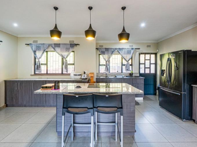 4 Bedroom House for Sale For Sale in Amanzimtoti  - MR714973