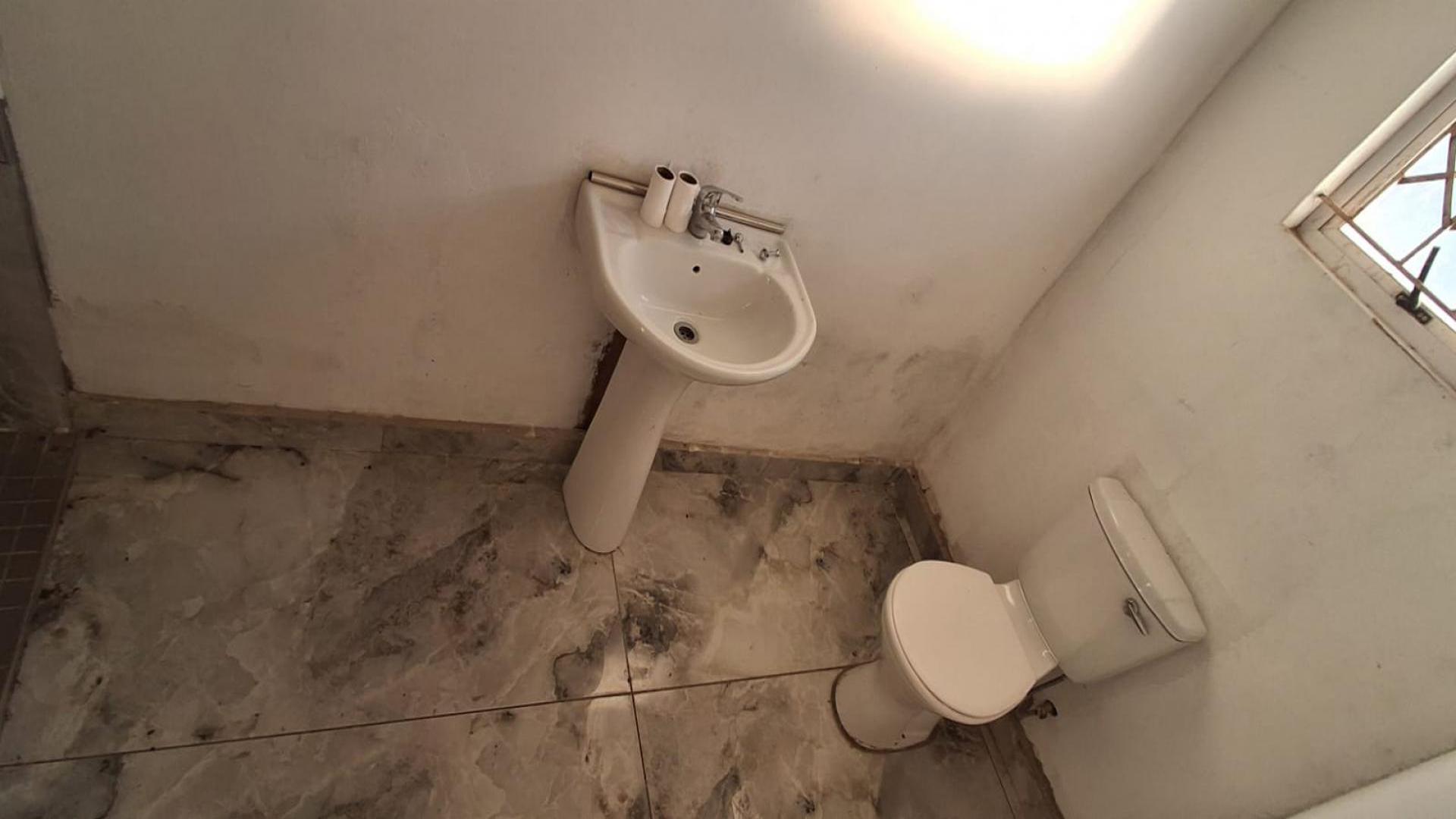 Bathroom 1 of property in Verulam 