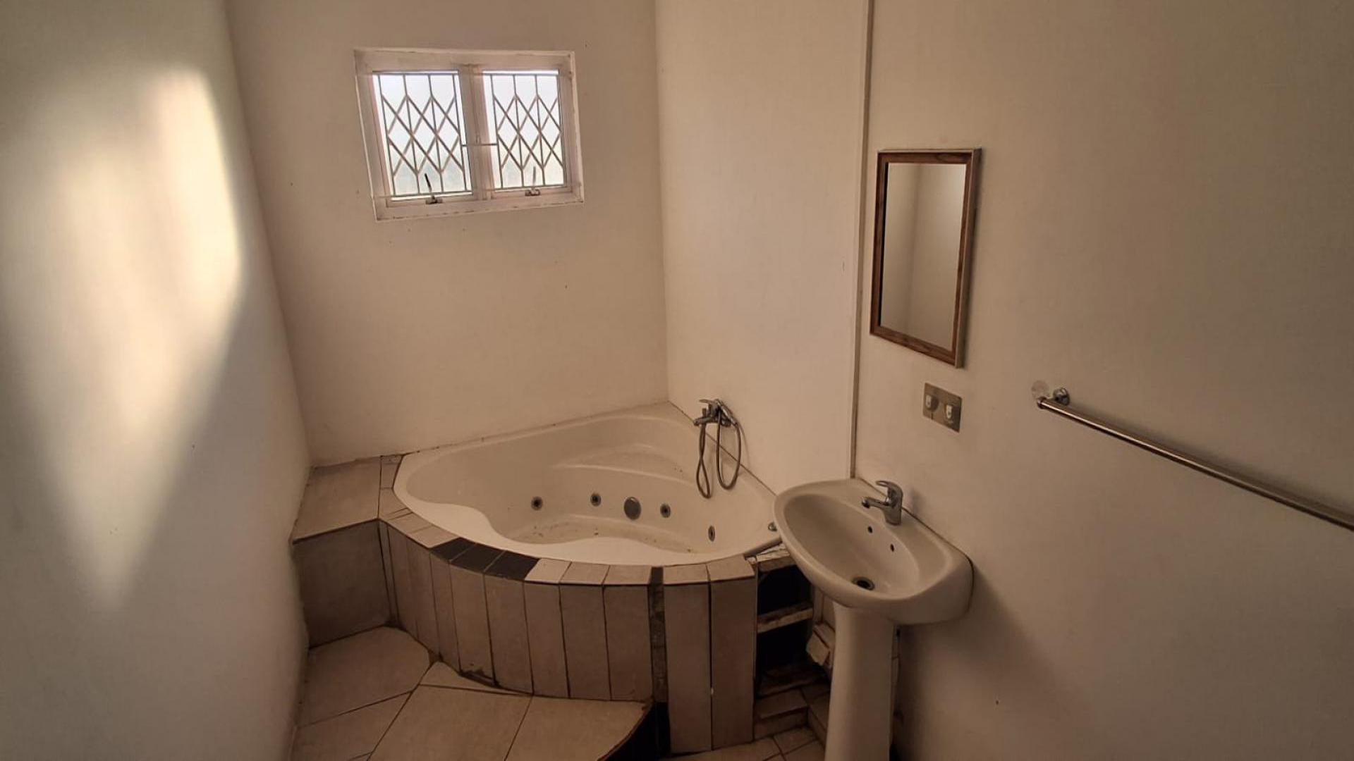 Bathroom 2 of property in Verulam 