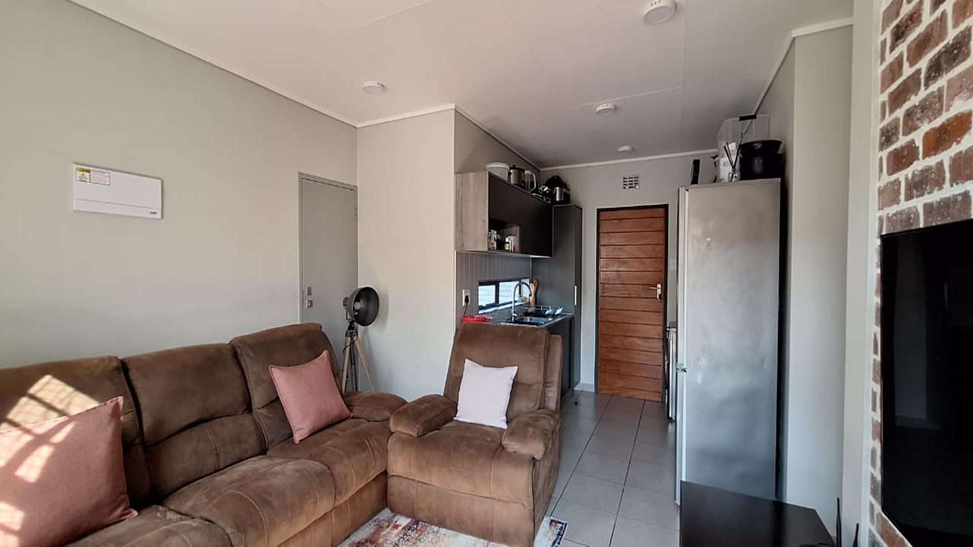 Lounges - 12 square meters of property in Albertsdal