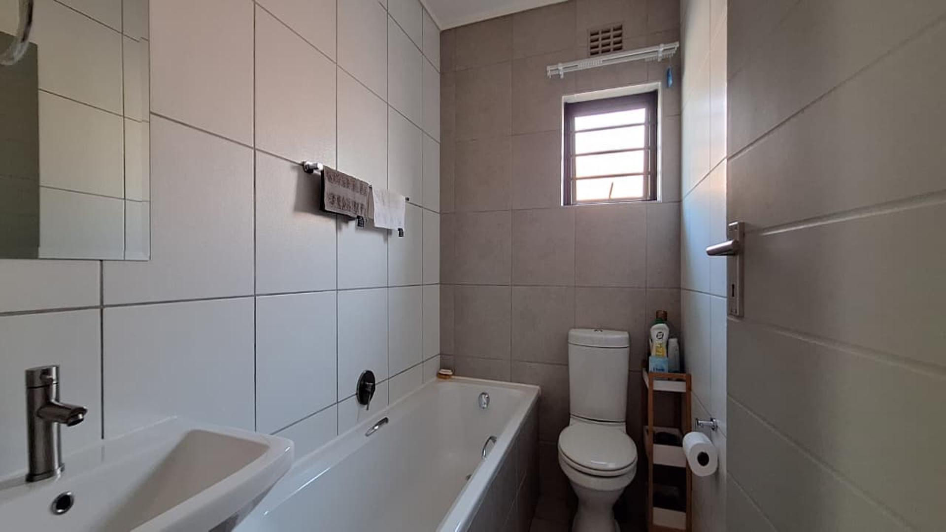 Bathroom 1 - 5 square meters of property in Albertsdal