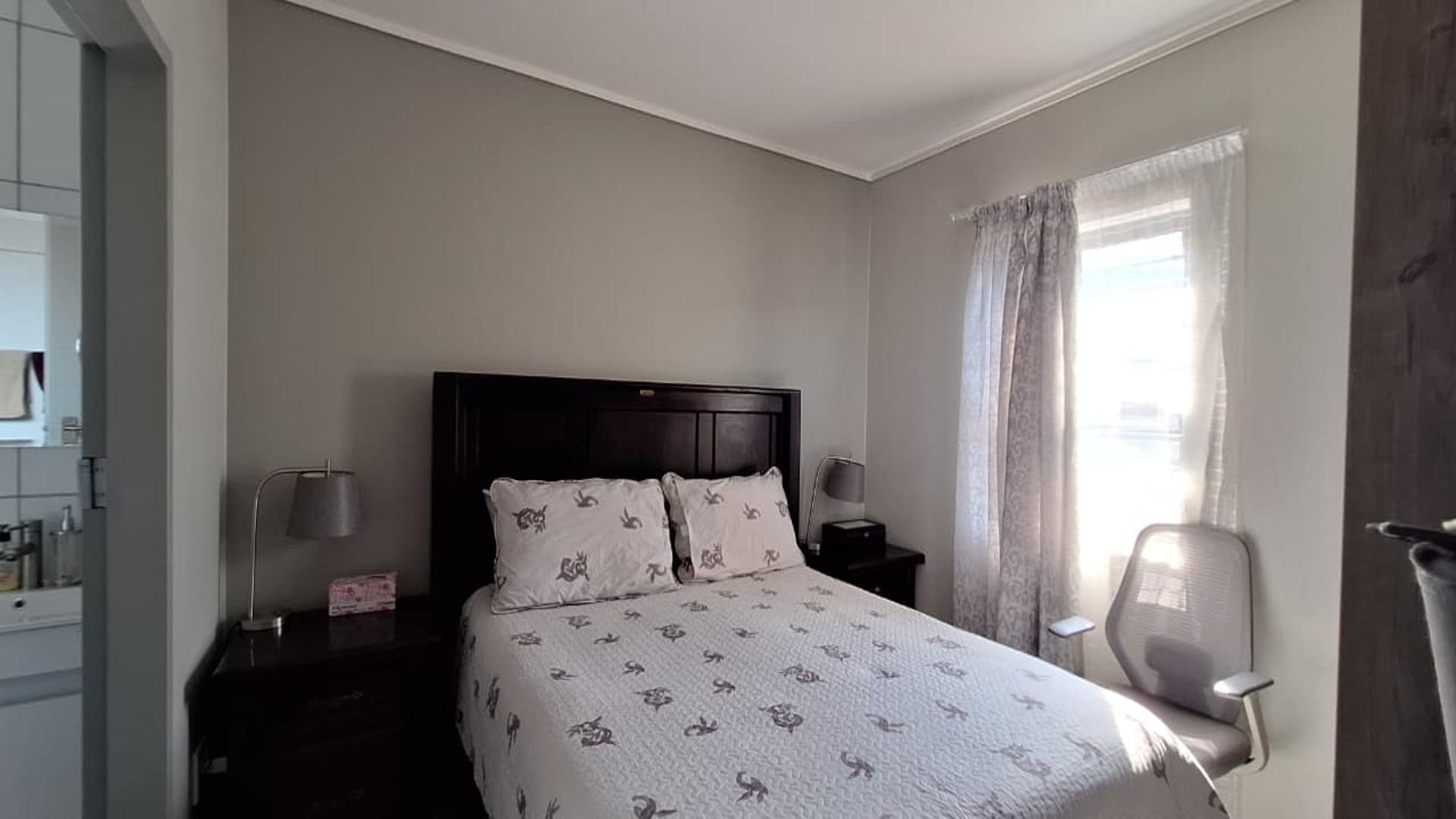 Main Bedroom - 11 square meters of property in Albertsdal