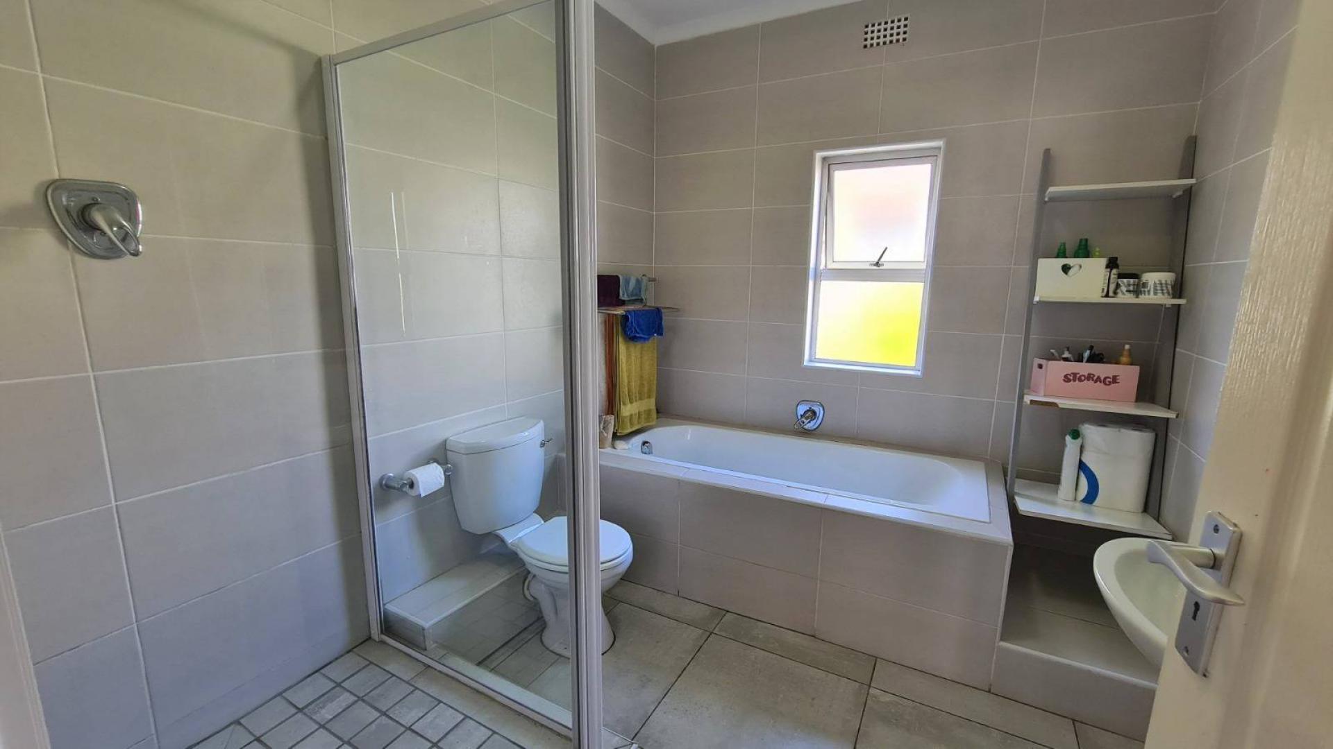 Bathroom 3+ of property in Nahoon