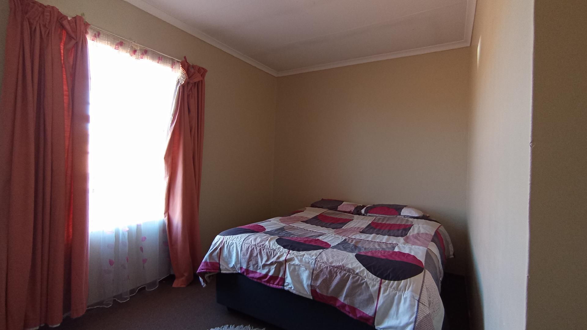 Bed Room 1 - 12 square meters of property in Montana Tuine