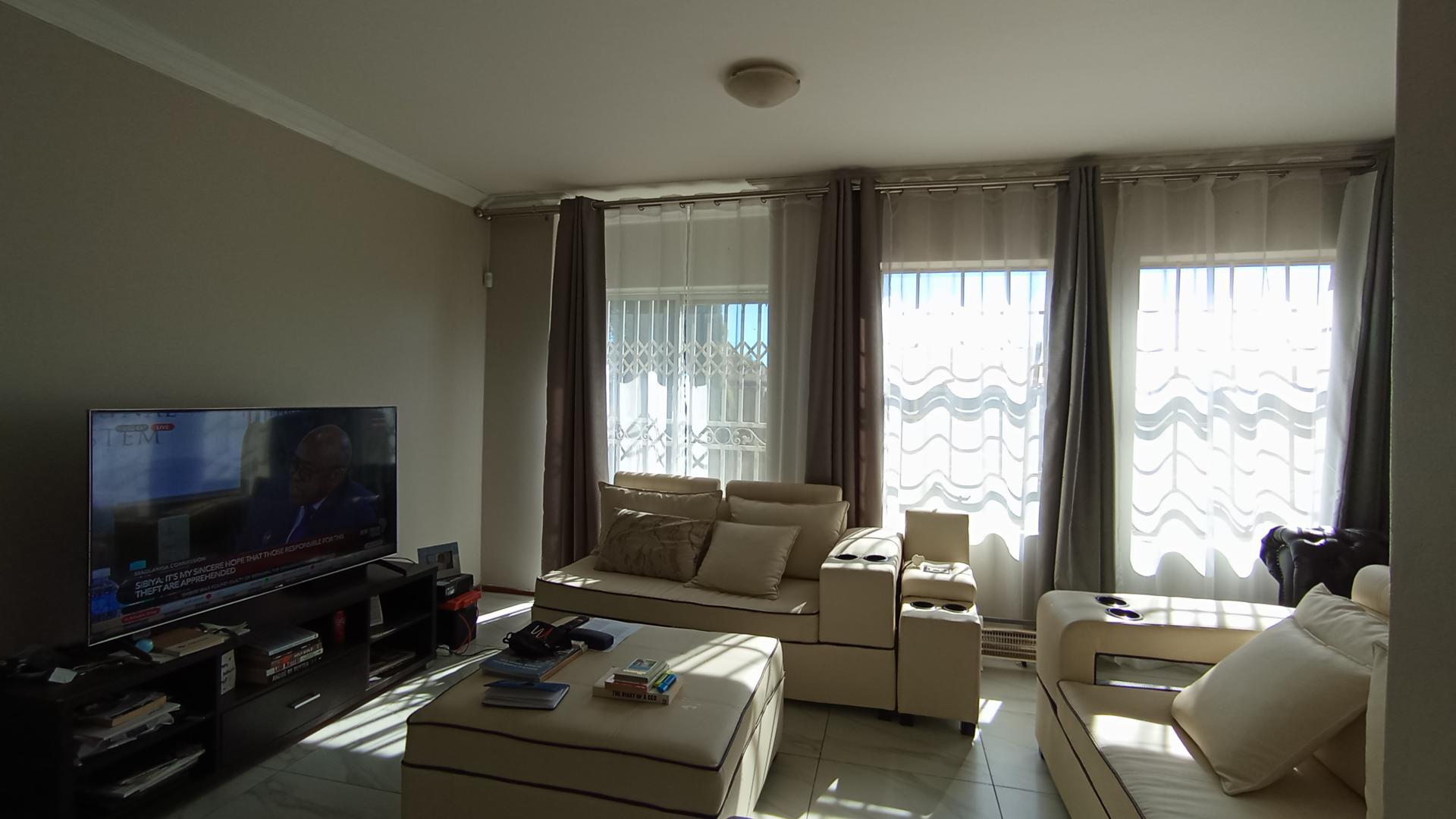 Lounges - 19 square meters of property in Montana Tuine