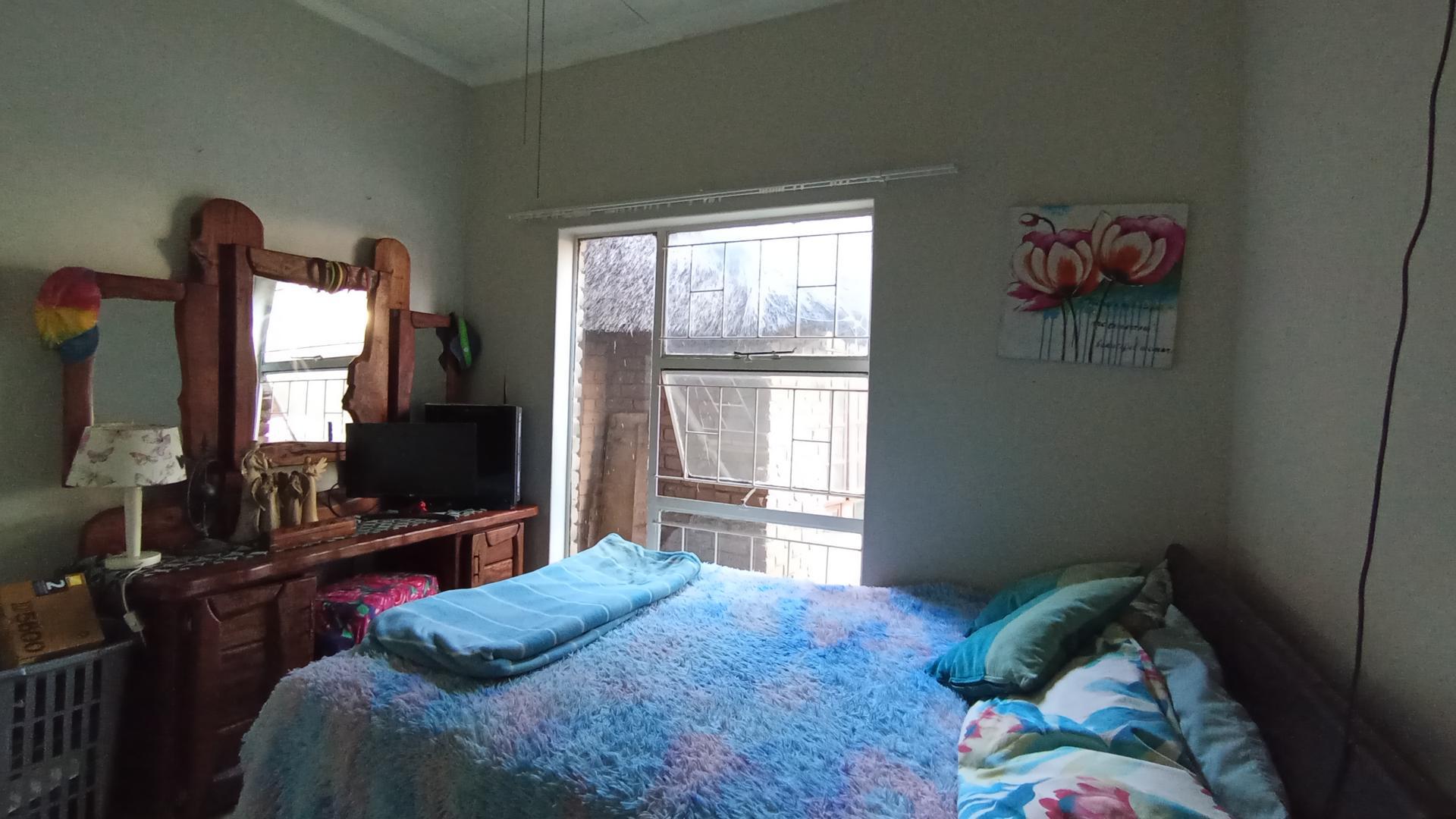 Bed Room 2 - 14 square meters of property in Sinoville