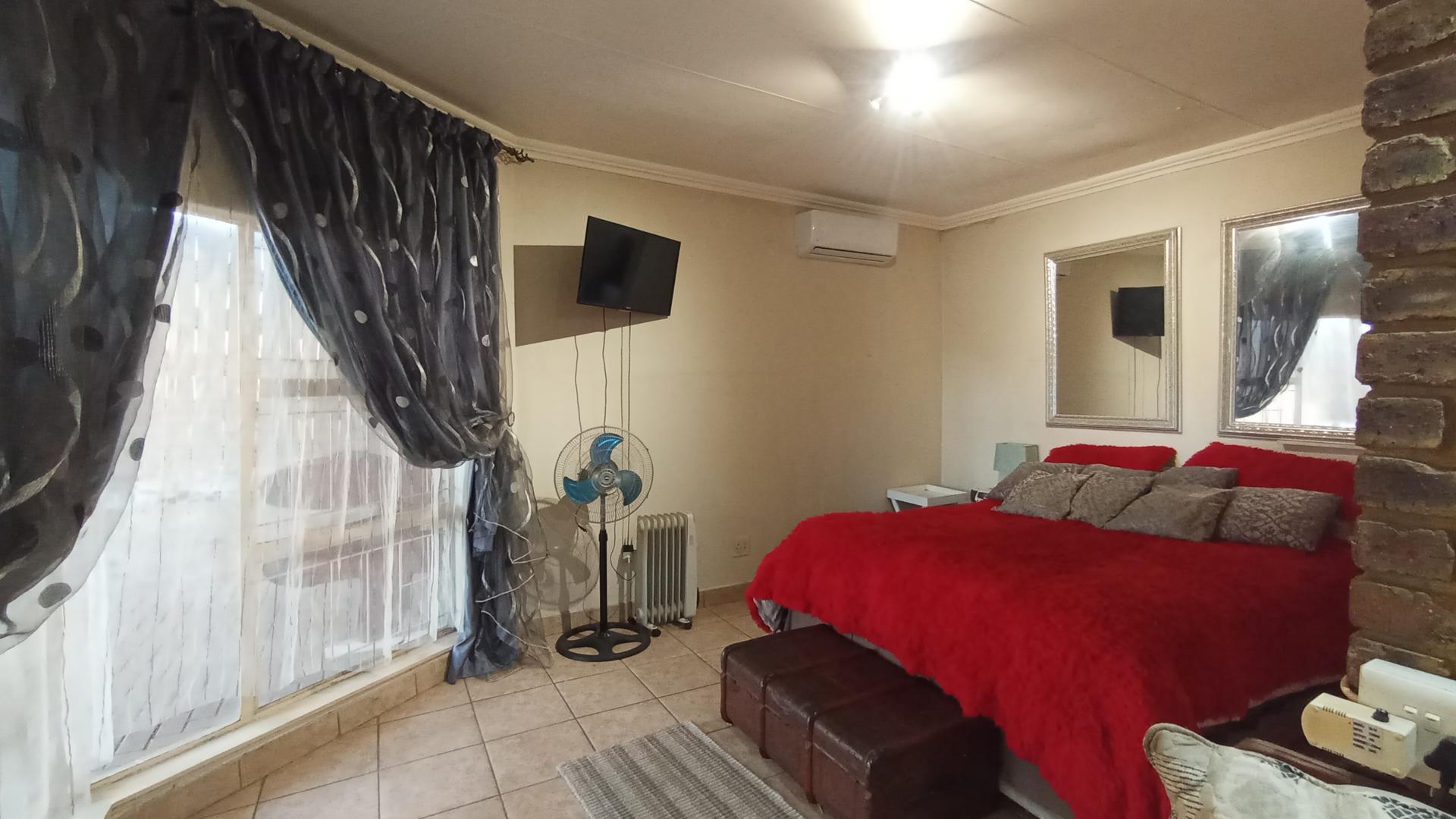 Main Bedroom - 21 square meters of property in Sinoville